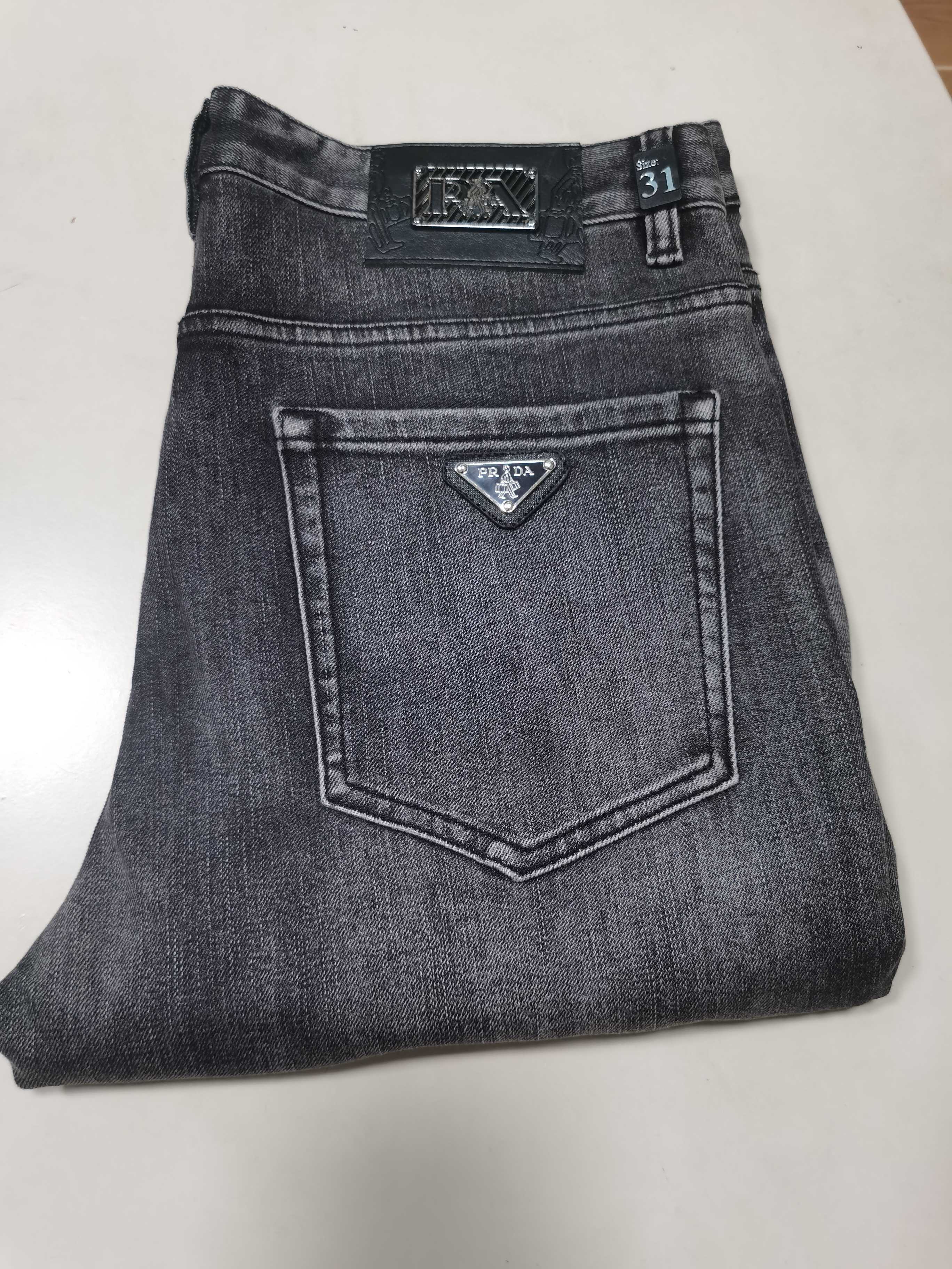 NO:614229,25 new autumn and winter jeans are available!  PRADA Exclusively offers new jeans, high-end version!  Custom-made fabrics at the counter are highly breathable and comfortable, with impeccable details and brand element design concepts, reflecting high quality. It feels delicate and soft!  It presents a casual cut and the upper body shape is awesome!  Code number 29-42,,prada,prada,jeans,alexander wang1986090925秋冬新款牛仔裤上新！ PRADA 普拉达独家专供新款 牛仔裤,高端版本！专柜定制面料 透气舒适度高,细节无可挑剔,品牌元素设计理念,体现高品质.手感细腻柔软！呈现休闲裁剪,上身版型超赞！ 码数29-42,,prada,prada,jeans,alexander wang,Men's clothing