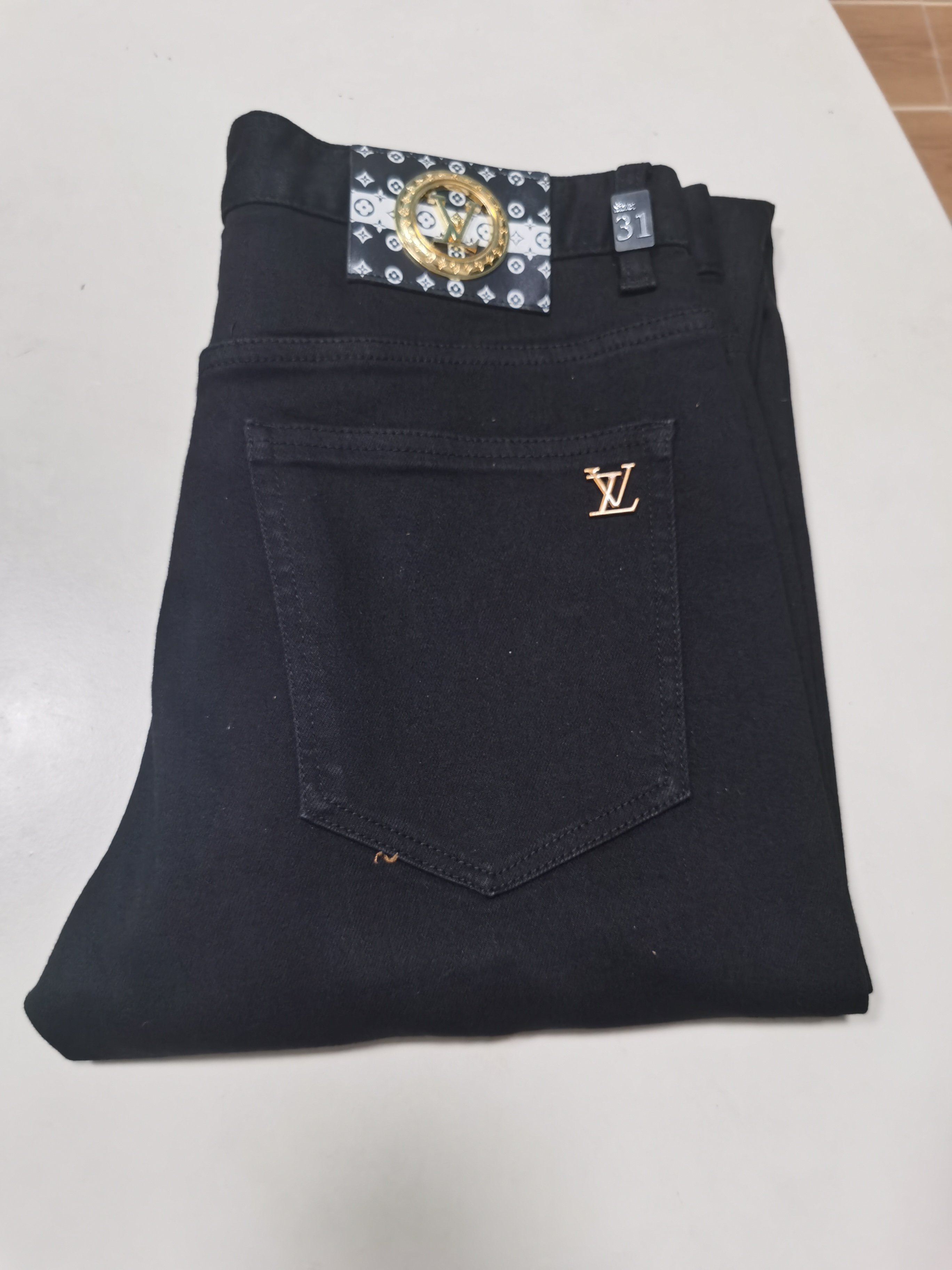 NO:614238,25 new autumn and winter jeans are available!  LV Louis Vuitton exclusively offers new jeans, high-end version!  Custom-made fabrics at the counter are highly breathable and comfortable, with impeccable details and brand element design concepts, reflecting high quality. It feels delicate and soft!  It presents a casual cut and the upper body shape is awesome!  Code number 29-42,,louis vuitton,louis vuitton,jeans,alexander wang1986090925秋冬新款牛仔裤上新！ LV 路易威登 独家专供新款 牛仔裤,高端版本！专柜定制面料 透气舒适度高,细节无可挑剔,品牌元素设计理念,体现高品质.手感细腻柔软！呈现休闲裁剪,上身版型超赞！ 码数29-42,,louis vuitton,louis vuitton,jeans,alexander wang,Men's clothing