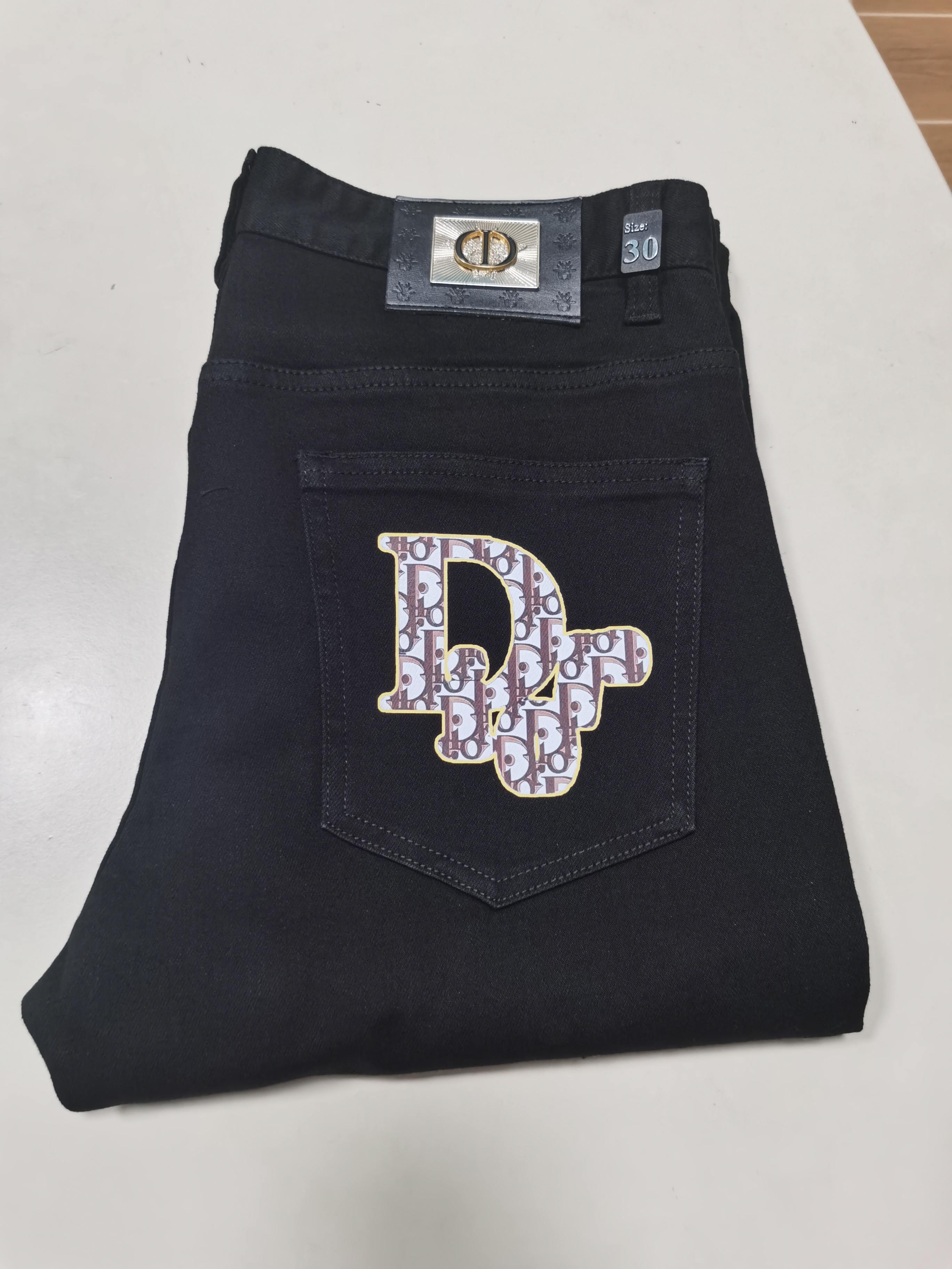 NO:614234,25 new autumn and winter jeans are available!  DIOR Dior exclusively offers new jeans, high-end version!  Custom-made fabrics at the counter are highly breathable and comfortable, with impeccable details and brand element design concepts, reflecting high quality. It feels delicate and soft!  It presents a casual cut and the upper body shape is awesome!  Code number 29-42,,dior,dior,jeans,alexander wang1986090925秋冬新款牛仔裤上新！ DIOR迪奥 独家专供新款 牛仔裤,高端版本！专柜定制面料 透气舒适度高,细节无可挑剔,品牌元素设计理念,体现高品质.手感细腻柔软！呈现休闲裁剪,上身版型超赞！ 码数29-42,,dior,dior,jeans,alexander wang,Men's clothing