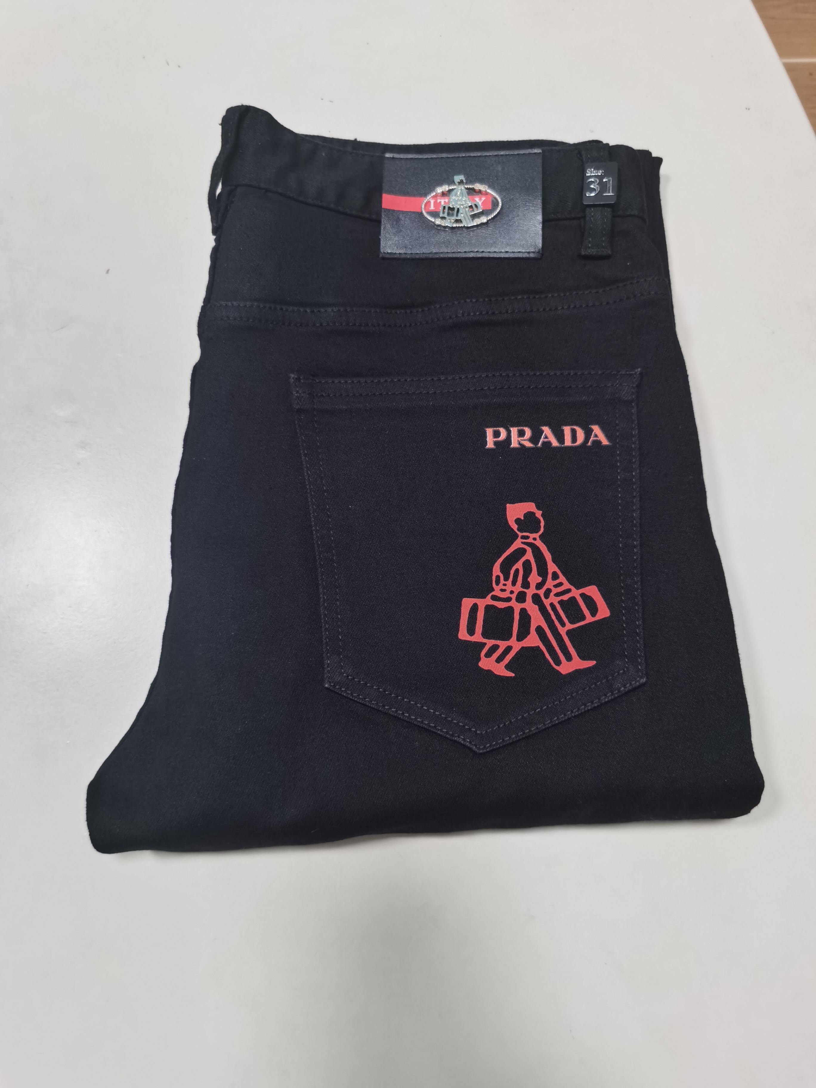 NO:614244,25 new autumn and winter jeans are available!  PRADA Exclusively offers new jeans, high-end version!  Custom-made fabrics at the counter are highly breathable and comfortable, with impeccable details and brand element design concepts, reflecting high quality. It feels delicate and soft!  It presents a casual cut and the upper body shape is awesome!  Code number 29-42,,prada,prada,jeans,alexander wang1986090925秋冬新款牛仔裤上新！ PRADA普拉达 独家专供新款 牛仔裤,高端版本！专柜定制面料 透气舒适度高,细节无可挑剔,品牌元素设计理念,体现高品质.手感细腻柔软！呈现休闲裁剪,上身版型超赞！ 码数29-42,,prada,prada,jeans,alexander wang,Men's clothing
