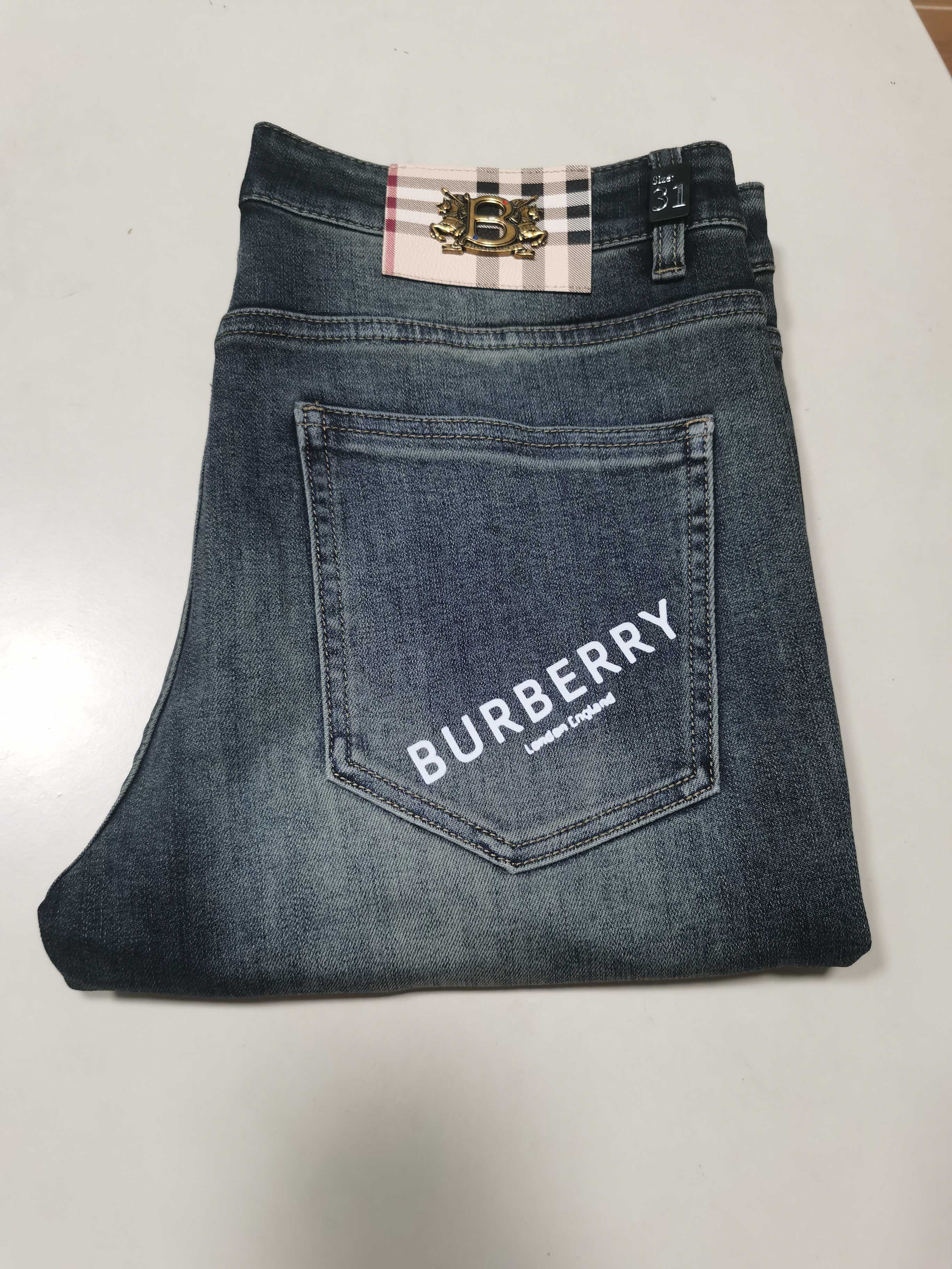 NO:614253,25 new autumn and winter jeans are available!  BURBERRY exclusive new jeans, high-end version!  Custom-made fabrics at the counter are highly breathable and comfortable, with impeccable details and brand element design concepts, reflecting high quality. It feels delicate and soft!  It presents a casual cut and the upper body shape is awesome!  Code number 29-42,,burberry,burberry,jeans,alexander wang1986090925秋冬新款牛仔裤上新！ BURBERRY 巴宝莉 独家专供新款 牛仔裤,高端版本！专柜定制面料 透气舒适度高,细节无可挑剔,品牌元素设计理念,体现高品质.手感细腻柔软！呈现休闲裁剪,上身版型超赞！ 码数29-42,,burberry,burberry,jeans,alexander wang,Men's clothing
