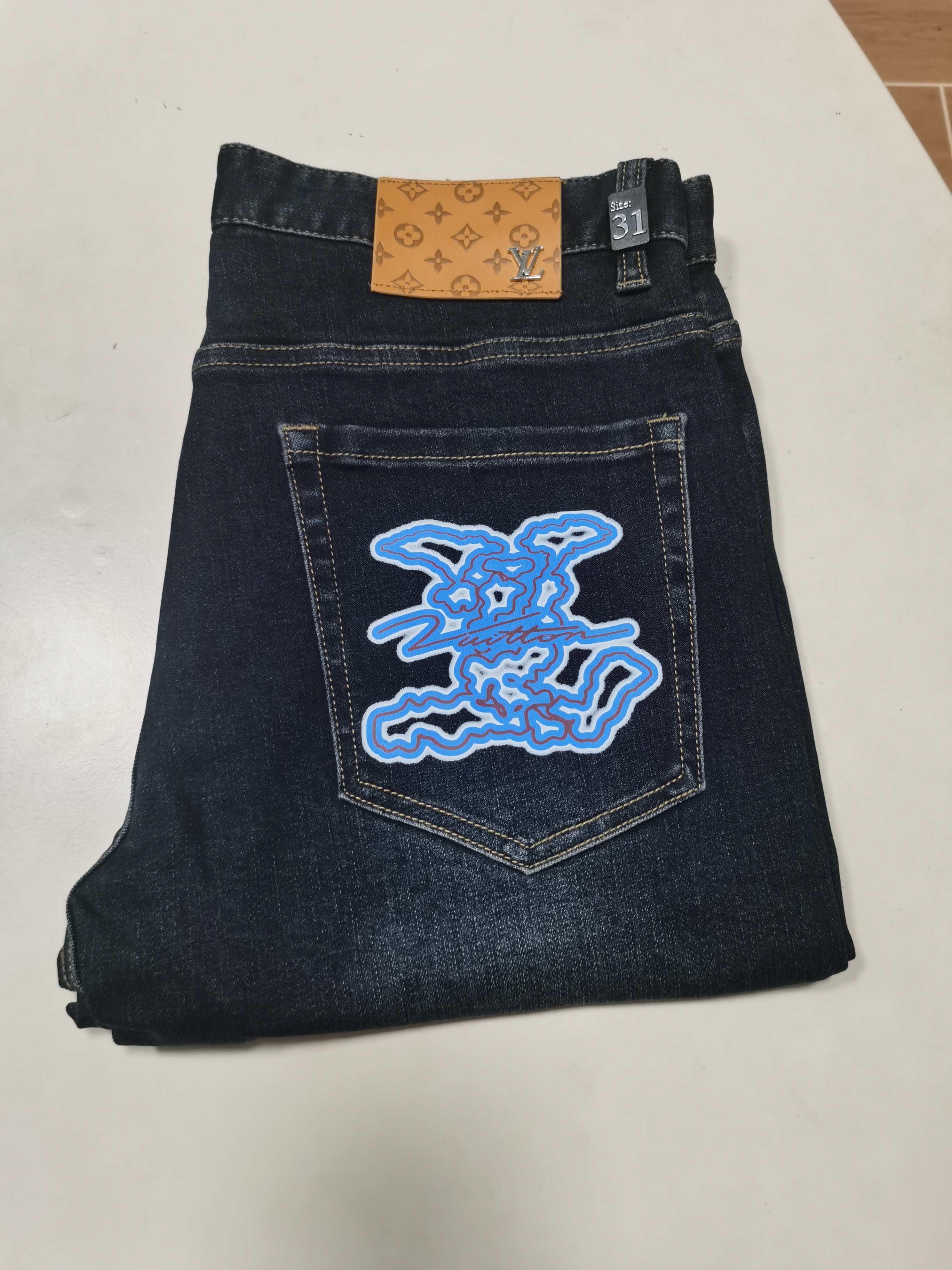 NO:614263,25 new autumn and winter jeans are available!  LV Louis Vuitton exclusively offers new jeans, high-end version!  Custom-made fabrics at the counter are highly breathable and comfortable, with impeccable details and brand element design concepts, reflecting high quality. It feels delicate and soft!  It presents a casual cut and the upper body shape is awesome!  Code number 29-42,,louis vuitton,louis vuitton,jeans,alexander wang1986090925秋冬新款牛仔裤上新！ LV 路易威登 独家专供新款 牛仔裤,高端版本！专柜定制面料 透气舒适度高,细节无可挑剔,品牌元素设计理念,体现高品质.手感细腻柔软！呈现休闲裁剪,上身版型超赞！ 码数29-42,,louis vuitton,louis vuitton,jeans,alexander wang,Men's clothing