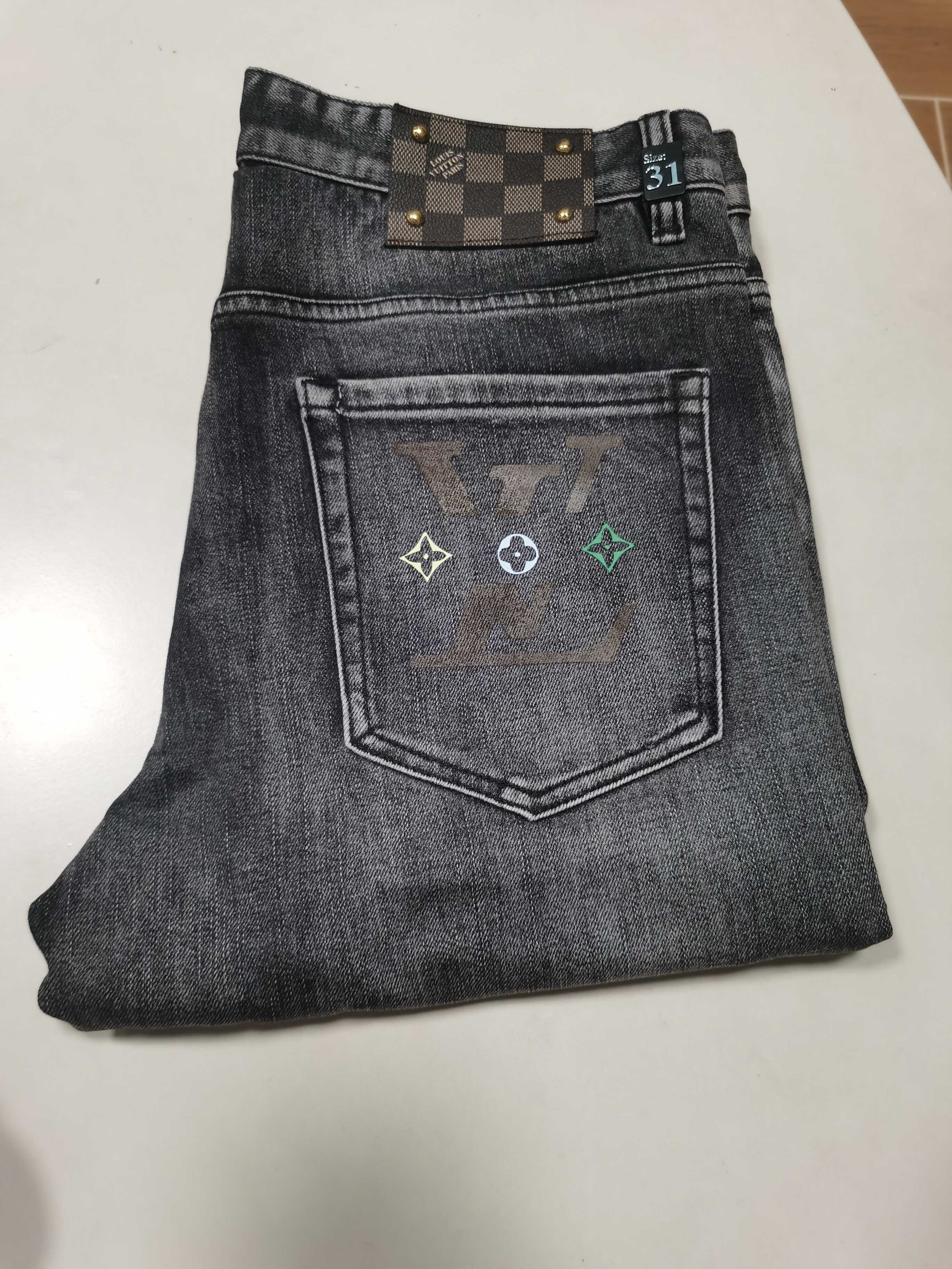 NO:614225,25 new autumn and winter jeans are available!  LV Louis Vuitton exclusively offers new jeans, high-end version!  Custom-made fabrics at the counter are highly breathable and comfortable, with impeccable details and brand element design concepts, reflecting high quality. It feels delicate and soft!  It presents a casual cut and the upper body shape is awesome!  Code number 29-42,,louis vuitton,louis vuitton,jeans,alexander wang1986090925秋冬新款牛仔裤上新！ LV 路易威登 独家专供新款 牛仔裤,高端版本！专柜定制面料 透气舒适度高,细节无可挑剔,品牌元素设计理念,体现高品质.手感细腻柔软！呈现休闲裁剪,上身版型超赞！ 码数29-42,,louis vuitton,louis vuitton,jeans,alexander wang,Men's clothing