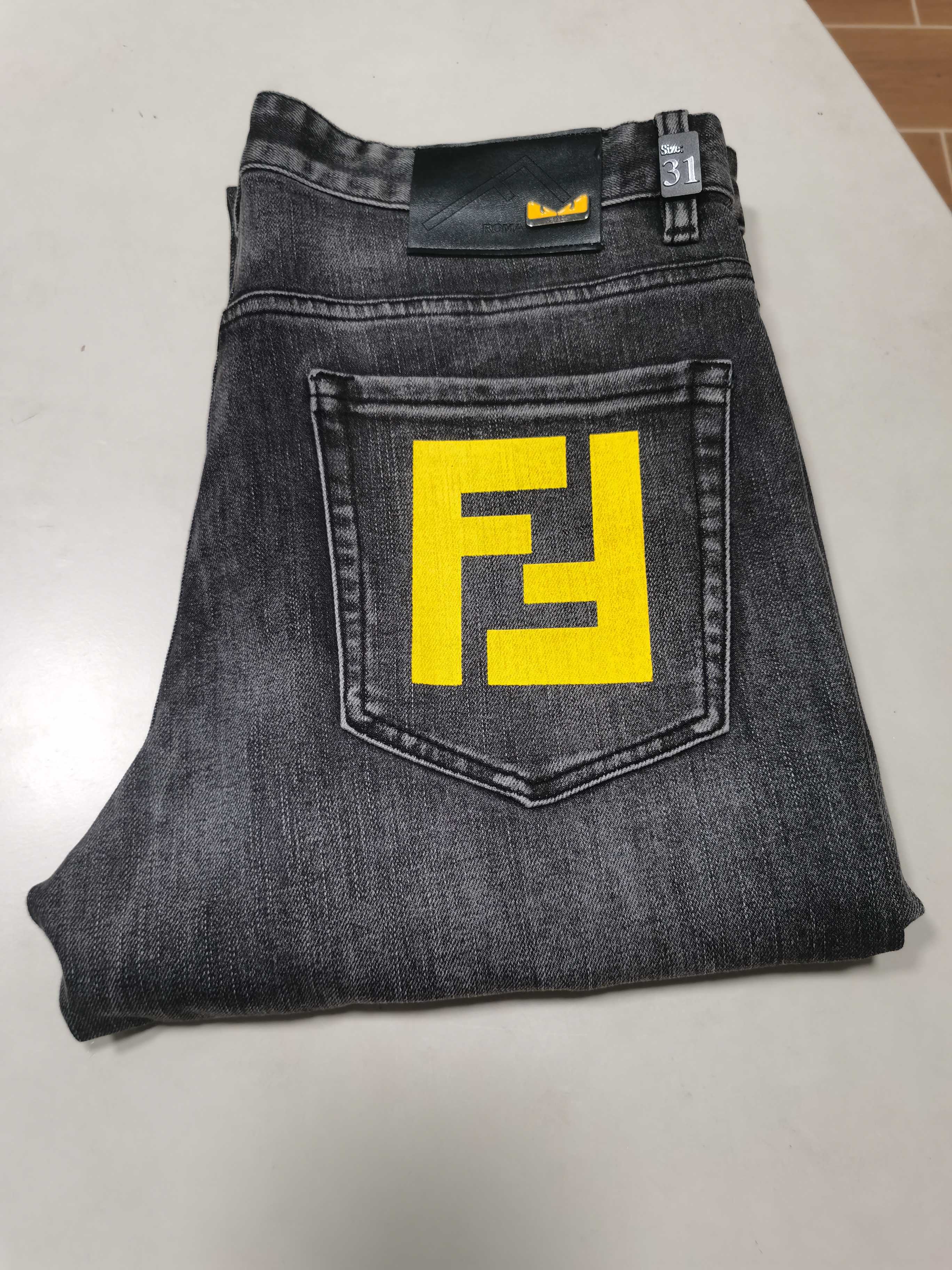 NO:614230,25 new autumn and winter jeans are available!  FENDI Fendi exclusively offers new jeans, high-end version!  Custom-made fabrics at the counter are highly breathable and comfortable, with impeccable details and brand element design concepts, reflecting high quality. It feels delicate and soft!  It presents a casual cut and the upper body shape is awesome!  Code number 29-42,,fendi,fendi,jeans,alexander wang1986090925秋冬新款牛仔裤上新！ FENDI芬迪独家专供新款 牛仔裤,高端版本！专柜定制面料 透气舒适度高,细节无可挑剔,品牌元素设计理念,体现高品质.手感细腻柔软！呈现休闲裁剪,上身版型超赞！ 码数29-42,,fendi,fendi,jeans,alexander wang,Men's clothing