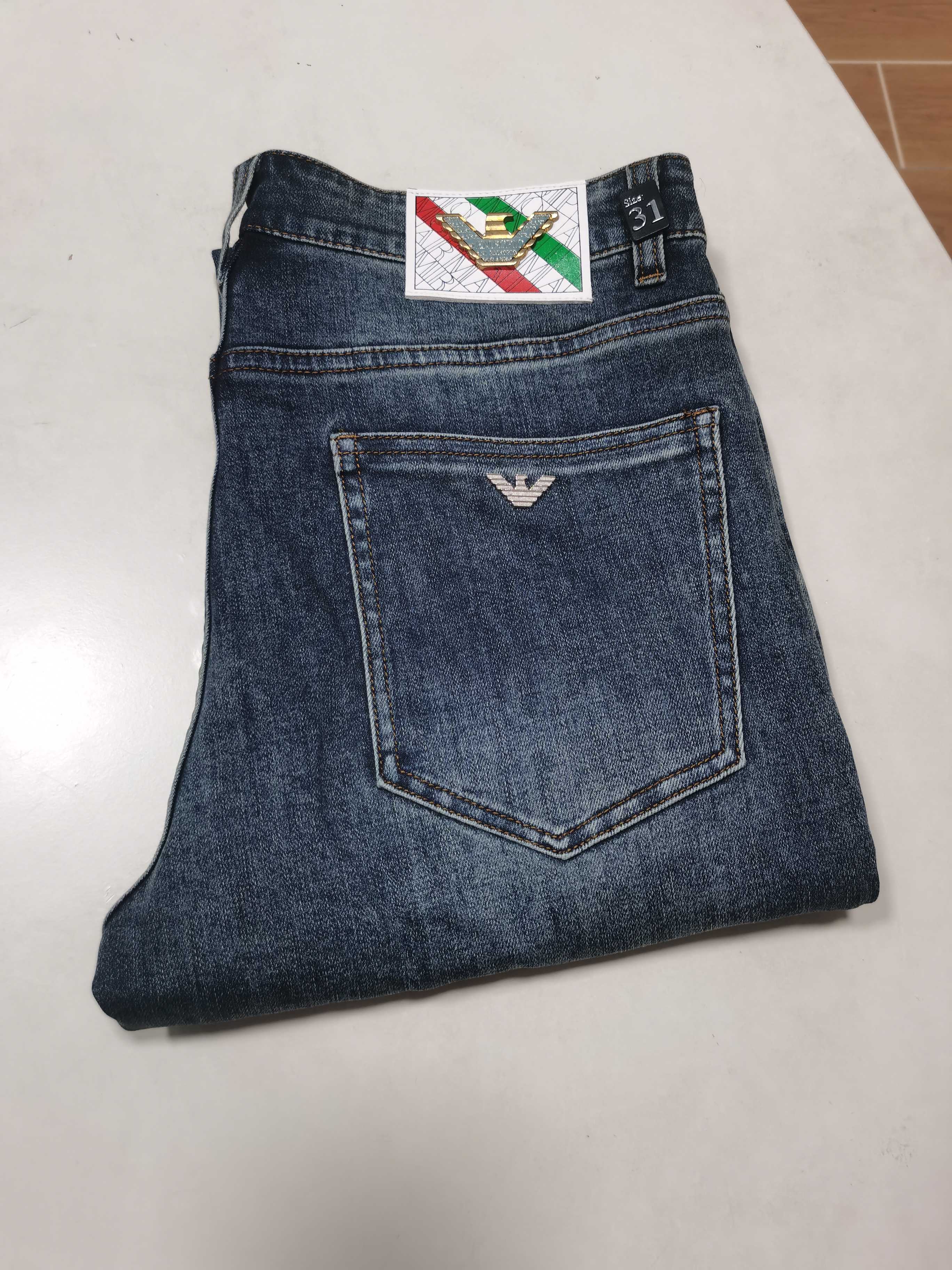 NO:614245,25 new autumn and winter jeans are available!  EA Armani exclusively offers new jeans, high-end version!  Custom-made fabrics at the counter are highly breathable and comfortable, with impeccable details and brand element design concepts, reflecting high quality. It feels delicate and soft!  It presents a casual cut and the upper body shape is awesome!  Code number 29-42,,armani,jeans,alexander wang1986090925秋冬新款牛仔裤上新！ EA 阿玛尼 独家专供新款 牛仔裤,高端版本！专柜定制面料 透气舒适度高,细节无可挑剔,品牌元素设计理念,体现高品质.手感细腻柔软！呈现休闲裁剪,上身版型超赞！ 码数29-42,,armani,jeans,alexander wang,Men's clothing