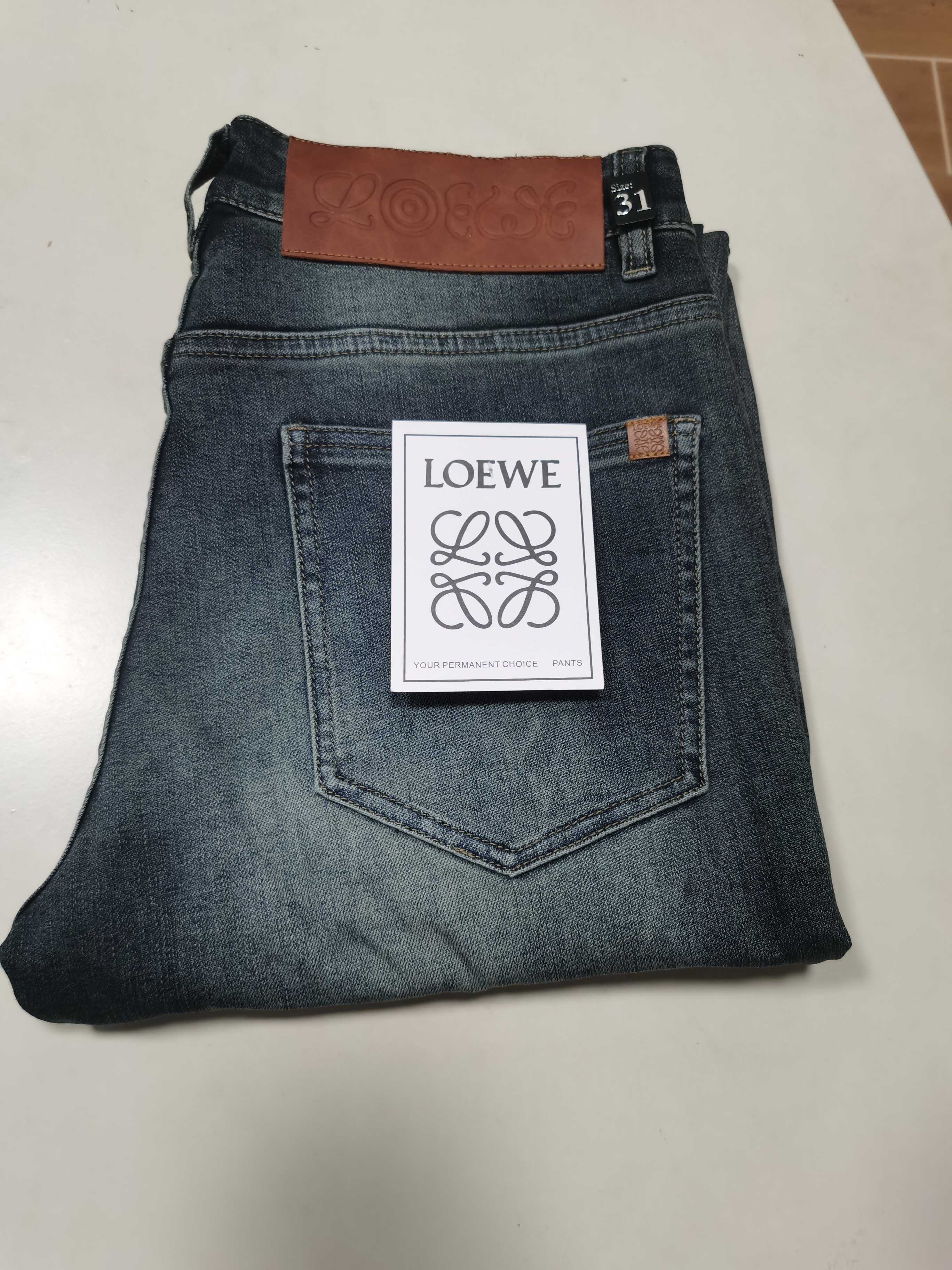 NO:601565,25 new autumn and winter jeans are available!  LOEWE exclusively supplies new jeans, high-end version!  Custom-made fabrics at the counter are highly breathable and comfortable, with impeccable details and brand element design concepts, reflecting high quality. It feels delicate and soft!  It presents a casual cut and the upper body shape is awesome!  Code number 29-42,,loewe,loewe,jeans,alexander wang1986090925秋冬新款牛仔裤上新！ LOEWE罗意威 独家专供新款 牛仔裤,高端版本！专柜定制面料 透气舒适度高,细节无可挑剔,品牌元素设计理念,体现高品质.手感细腻柔软！呈现休闲裁剪,上身版型超赞！ 码数29-42,,loewe,loewe,jeans,alexander wang,Men's clothing