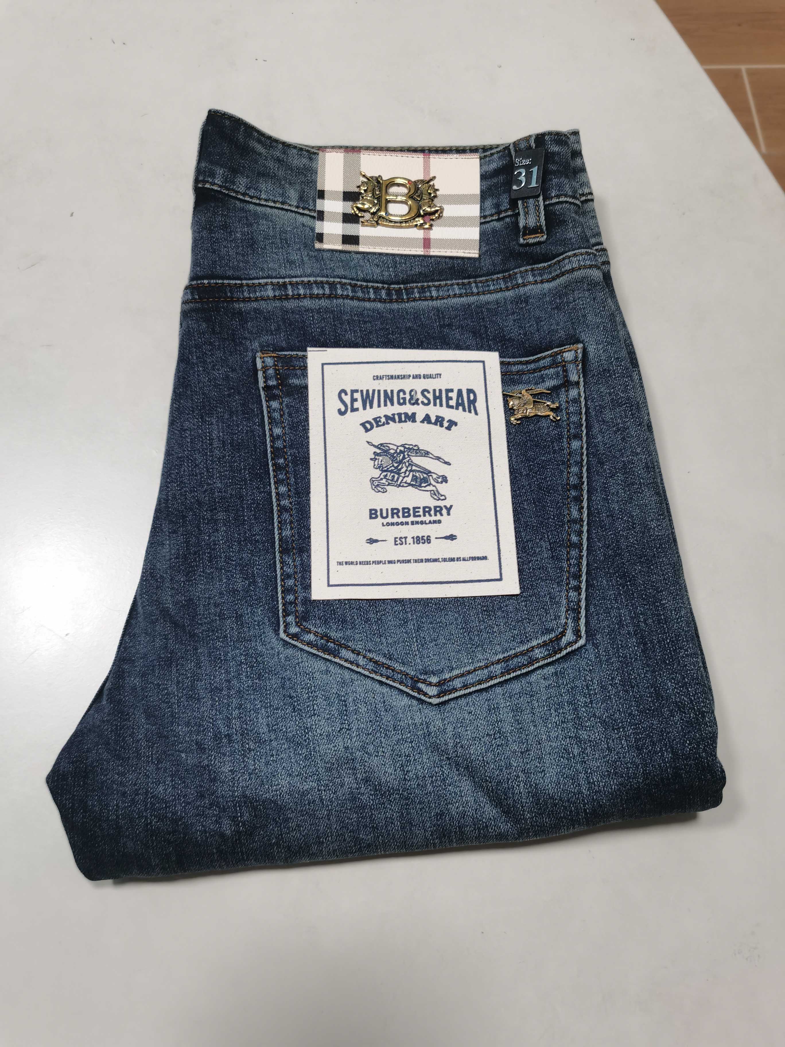 NO:614240,25 new autumn and winter jeans are available!  BURBERRY exclusively offers new jeans, high-end versions!  Custom-made fabrics at the counter are highly breathable and comfortable, with impeccable details and brand element design concepts, reflecting high quality. It feels delicate and soft!  It presents a casual cut and the upper body shape is awesome!  Code number 29-42,,burberry,burberry,jeans,alexander wang1986090925秋冬新款牛仔裤上新！ BURBERRY巴宝莉 独家专供新款 牛仔裤,高端版本！专柜定制面料 透气舒适度高,细节无可挑剔,品牌元素设计理念,体现高品质.手感细腻柔软！呈现休闲裁剪,上身版型超赞！ 码数29-42,,burberry,burberry,jeans,alexander wang,Men's clothing