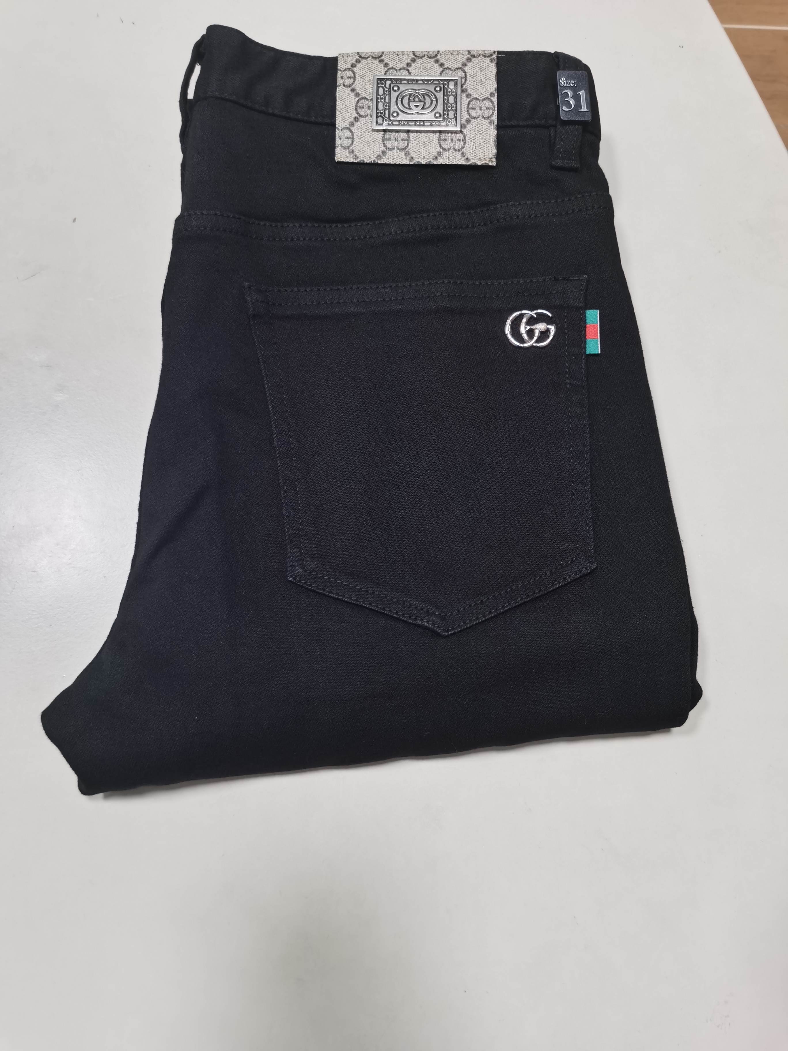 NO:608022,25 new autumn and winter jeans are available!  GUCCI Gucci exclusively offers new jeans, high-end version!  Custom-made fabrics at the counter are highly breathable and comfortable, with impeccable details and brand element design concepts, reflecting high quality. It feels delicate and soft!  It presents a casual cut and the upper body shape is awesome!  Code number 29-42,,gucci,gucci,jeans,alexander wang1986090925秋冬新款牛仔裤上新！ GUCCI古驰 独家专供新款 牛仔裤,高端版本！专柜定制面料 透气舒适度高,细节无可挑剔,品牌元素设计理念,体现高品质.手感细腻柔软！呈现休闲裁剪,上身版型超赞！ 码数29-42,,gucci,gucci,jeans,alexander wang,Men's clothing