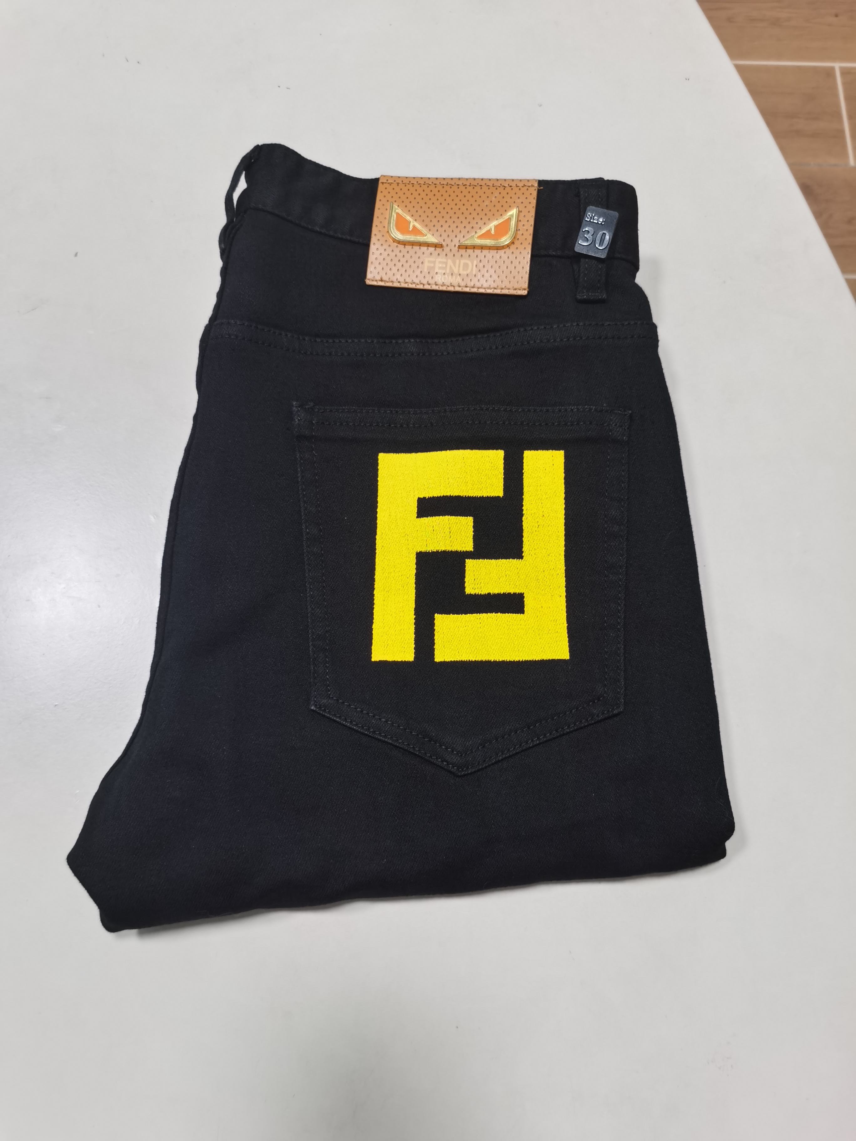 NO:601570,25 new autumn and winter jeans are available!  FENDI Fendi exclusively provides new jeans, high-end version!  Custom-made fabrics at the counter are highly breathable and comfortable, with impeccable details and brand element design concepts, reflecting high quality. It feels delicate and soft!  It presents a casual cut and the upper body shape is awesome!  Code number 29-42,,fendi,fendi,jeans,alexander wang1986090925秋冬新款牛仔裤上新！ FENDI芬迪 独家专供新款 牛仔裤,高端版本！专柜定制面料 透气舒适度高,细节无可挑剔,品牌元素设计理念,体现高品质.手感细腻柔软！呈现休闲裁剪,上身版型超赞！ 码数29-42,,fendi,fendi,jeans,alexander wang,Men's clothing