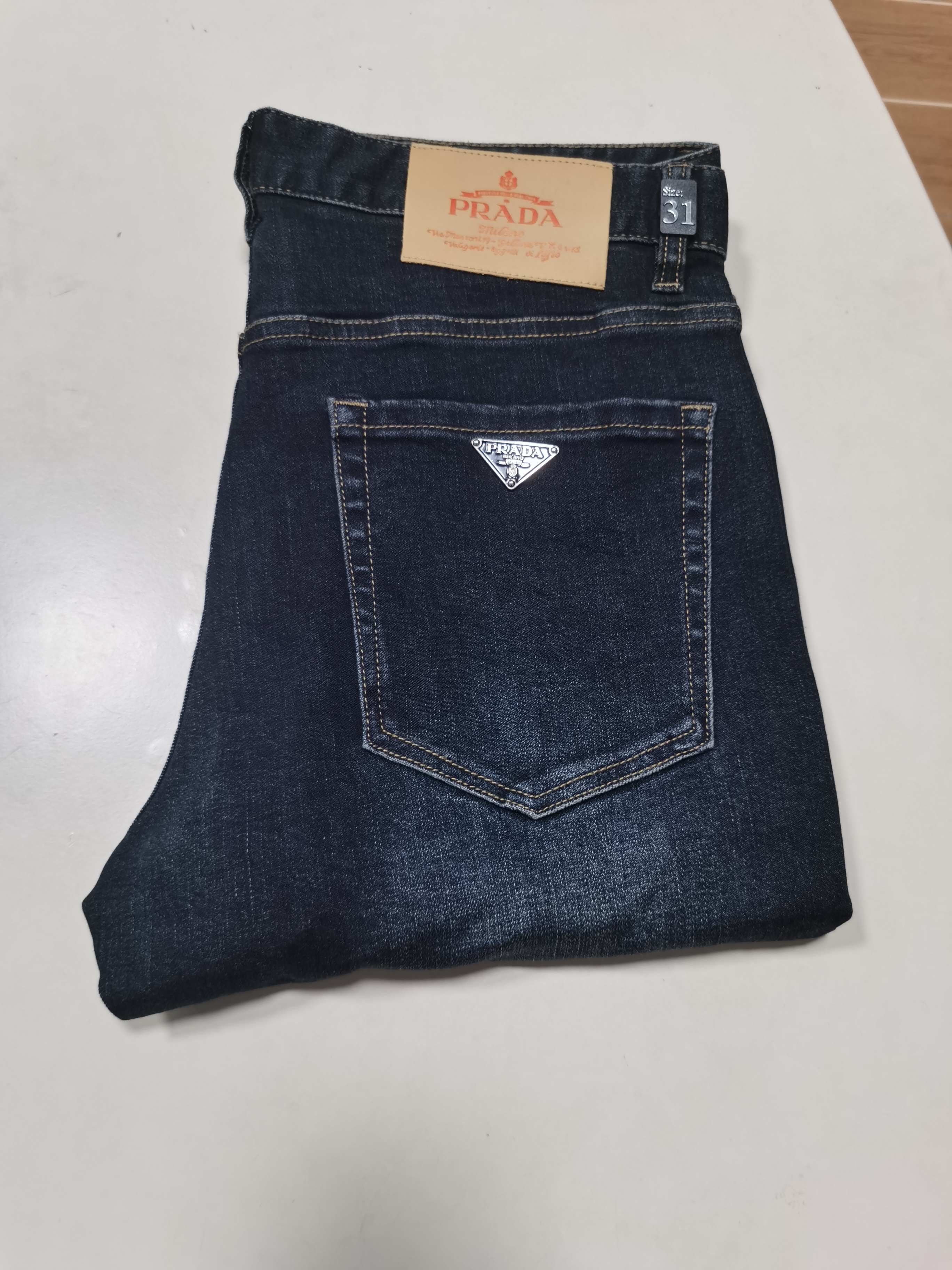 NO:614235,25 new autumn and winter jeans are available!  PRADA Exclusively offers new jeans, high-end version!  Custom-made fabrics at the counter are highly breathable and comfortable, with impeccable details and brand element design concepts, reflecting high quality. It feels delicate and soft!  It presents a casual cut and the upper body shape is awesome!  Code number 29-42,,prada,prada,jeans,alexander wang1986090925秋冬新款牛仔裤上新！ PRADA普拉达独家专供新款 牛仔裤,高端版本！专柜定制面料 透气舒适度高,细节无可挑剔,品牌元素设计理念,体现高品质.手感细腻柔软！呈现休闲裁剪,上身版型超赞！ 码数29-42,,prada,prada,jeans,alexander wang,Men's clothing