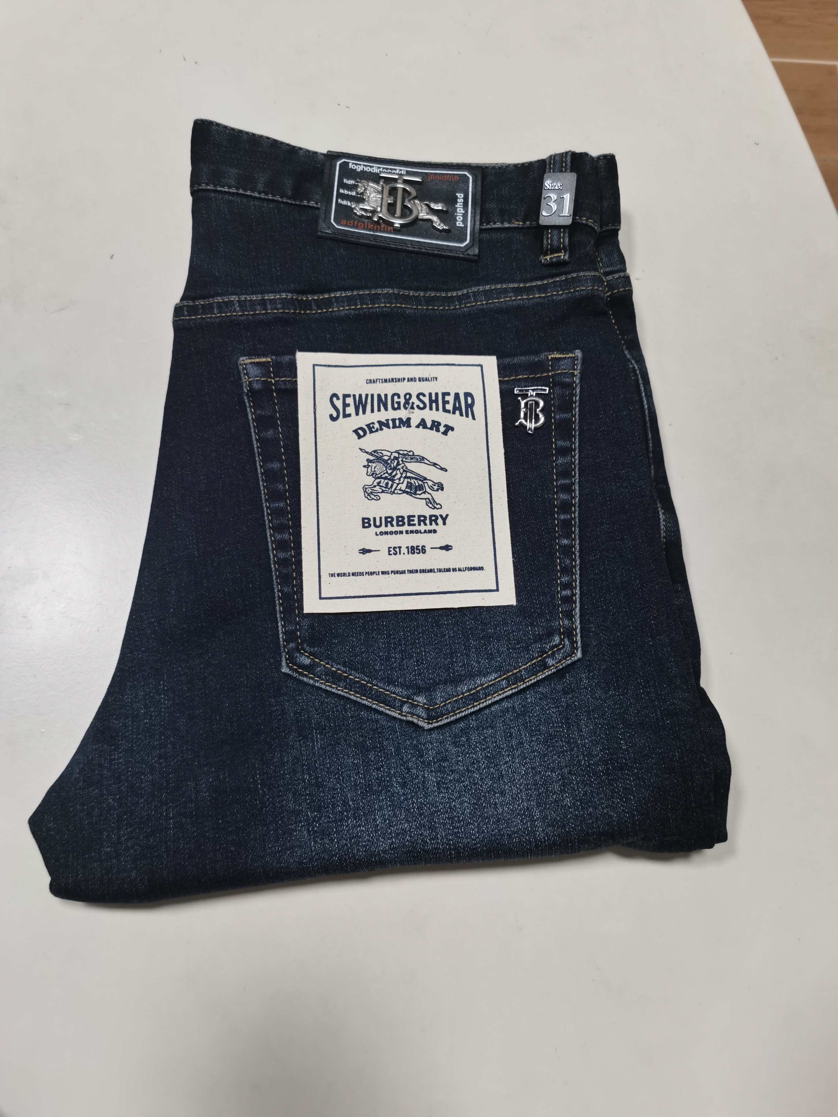 NO:601563,25 new autumn and winter jeans are available!  BURBERRY exclusively offers new jeans, high-end version!  Custom-made fabrics at the counter are highly breathable and comfortable, with impeccable details and brand element design concepts, reflecting high quality. It feels delicate and soft!  It presents a casual cut and the upper body shape is awesome!  Code number 29-42,,burberry,burberry,jeans,alexander wang1986090925秋冬新款牛仔裤上新！ BURBERRY巴宝莉 独家专供新款 牛仔裤,高端版本！专柜定制面料 透气舒适度高,细节无可挑剔,品牌元素设计理念,体现高品质.手感细腻柔软！呈现休闲裁剪,上身版型超赞！ 码数29-42,,burberry,burberry,jeans,alexander wang,Men's clothing