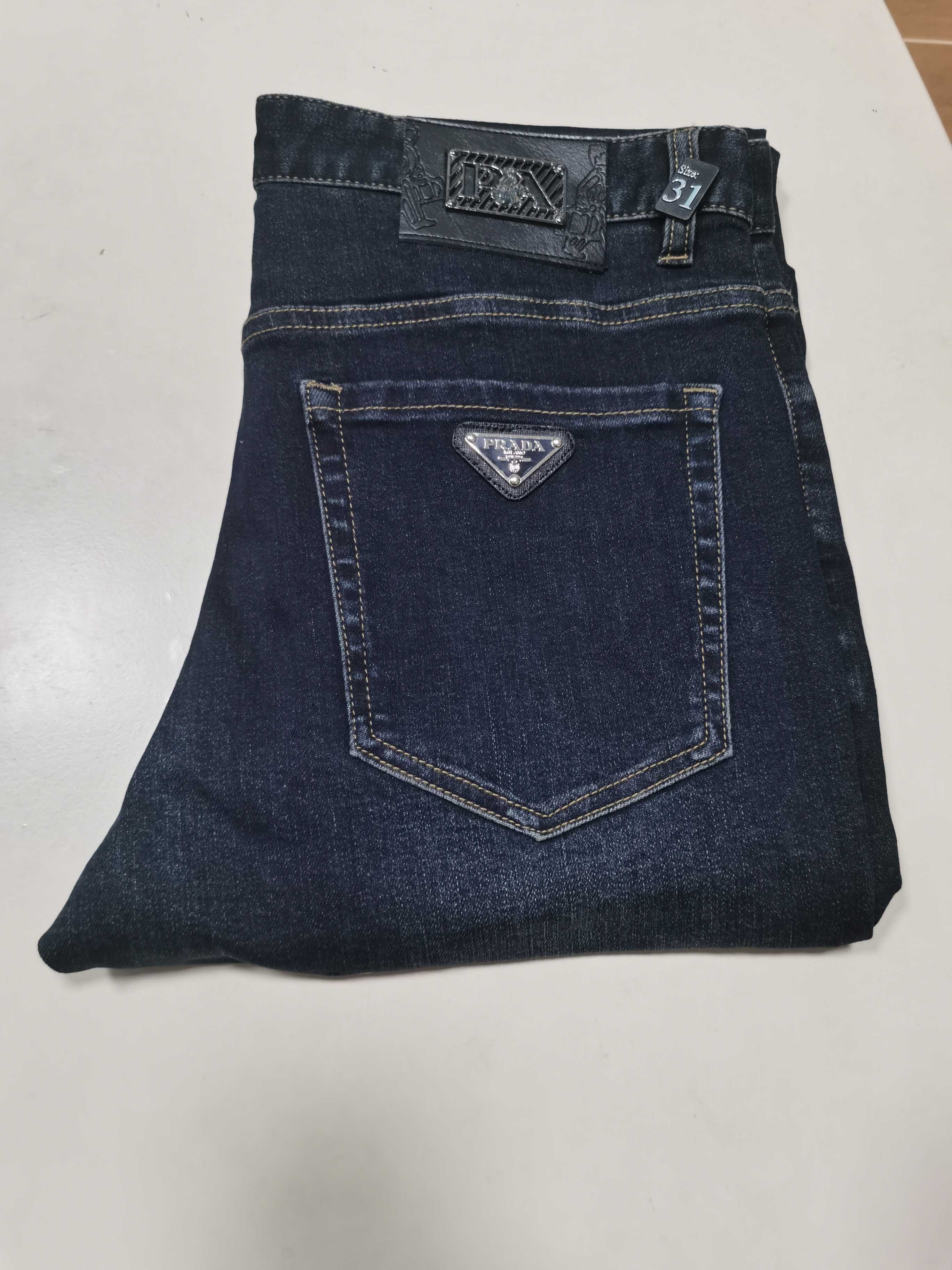 NO:608017,25 new autumn and winter jeans are available!  PRADA Exclusively offers new jeans, high-end version!  Custom-made fabrics at the counter are highly breathable and comfortable, with impeccable details and brand element design concepts, reflecting high quality. It feels delicate and soft!  It presents a casual cut and the upper body shape is awesome!  Code number 29-42,,prada,prada,jeans,alexander wang1986090925秋冬新款牛仔裤上新！ PRADA 普拉达 独家专供新款 牛仔裤,高端版本！专柜定制面料 透气舒适度高,细节无可挑剔,品牌元素设计理念,体现高品质.手感细腻柔软！呈现休闲裁剪,上身版型超赞！ 码数29-42,,prada,prada,jeans,alexander wang,Men's clothing