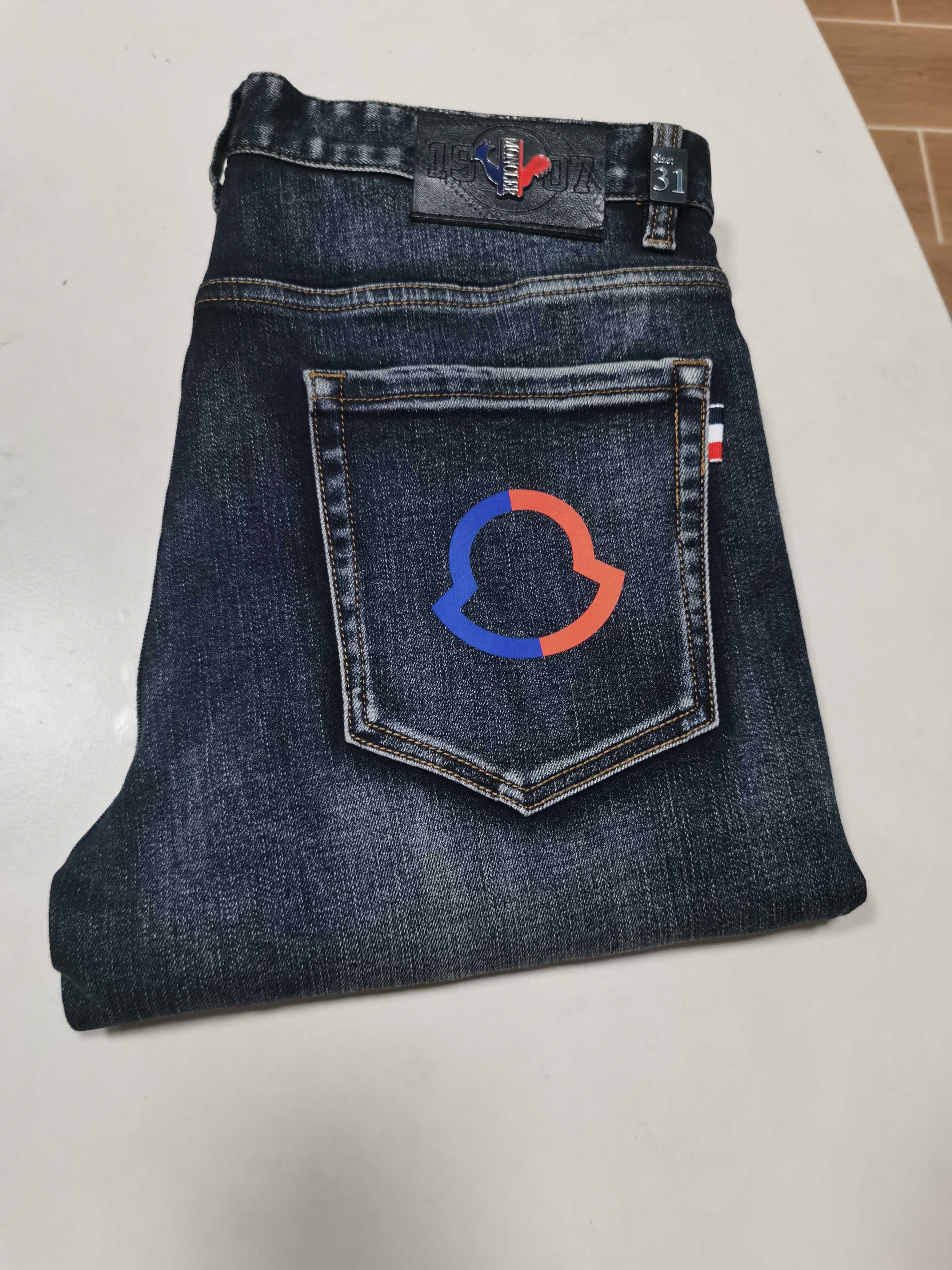 NO:608032,25 new autumn and winter jeans are available!  MONCLER exclusively provides new jeans, high-end version!  Custom-made fabrics at the counter are highly breathable and comfortable, with impeccable details and brand element design concepts, reflecting high quality. It feels delicate and soft!  It presents a casual cut and the upper body shape is awesome!  Size 29-42,,Moncler,jeans,alexander wang1986090925秋冬新款牛仔裤上新！ 蒙口 MONCLER 独家专供新款 牛仔裤,高端版本！专柜定制面料 透气舒适度高,细节无可挑剔,品牌元素设计理念,体现高品质.手感细腻柔软！呈现休闲裁剪,上身版型超赞！ 码数29-42,,Moncler,jeans,alexander wang,Men's clothing