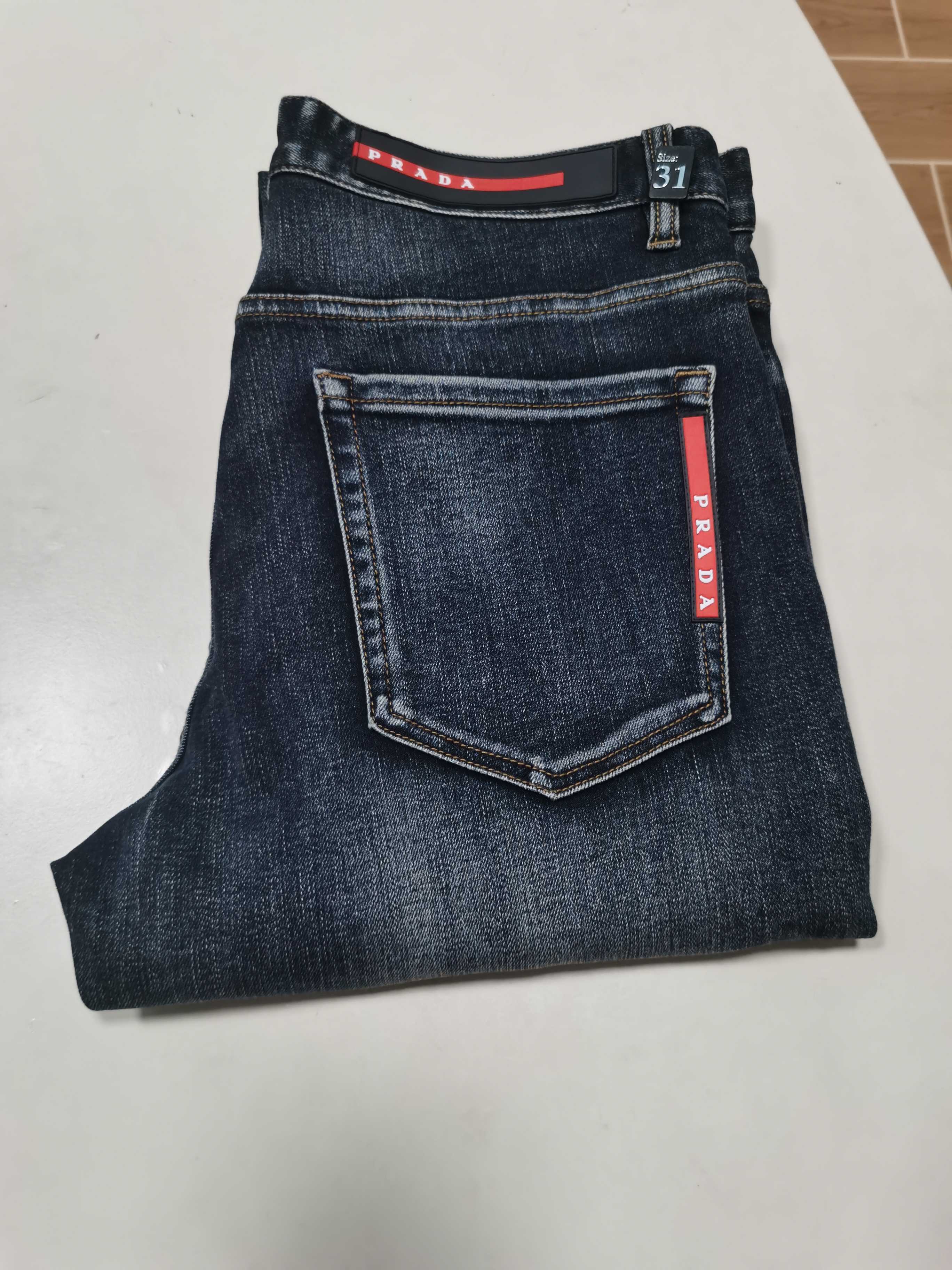 NO:608037,25 new autumn and winter jeans are available!  PRADA exclusively offers new jeans, high-end versions!  Custom-made fabrics at the counter are highly breathable and comfortable, with impeccable details and brand element design concepts, reflecting high quality. It feels delicate and soft!  It presents a casual cut and the upper body shape is awesome!  Code number 29-42,,prada,prada,jeans,alexander wang1986090925秋冬新款牛仔裤上新！ 普拉达 PRADA 独家专供新款 牛仔裤,高端版本！专柜定制面料 透气舒适度高,细节无可挑剔,品牌元素设计理念,体现高品质.手感细腻柔软！呈现休闲裁剪,上身版型超赞！ 码数29-42,,prada,prada,jeans,alexander wang,Men's clothing