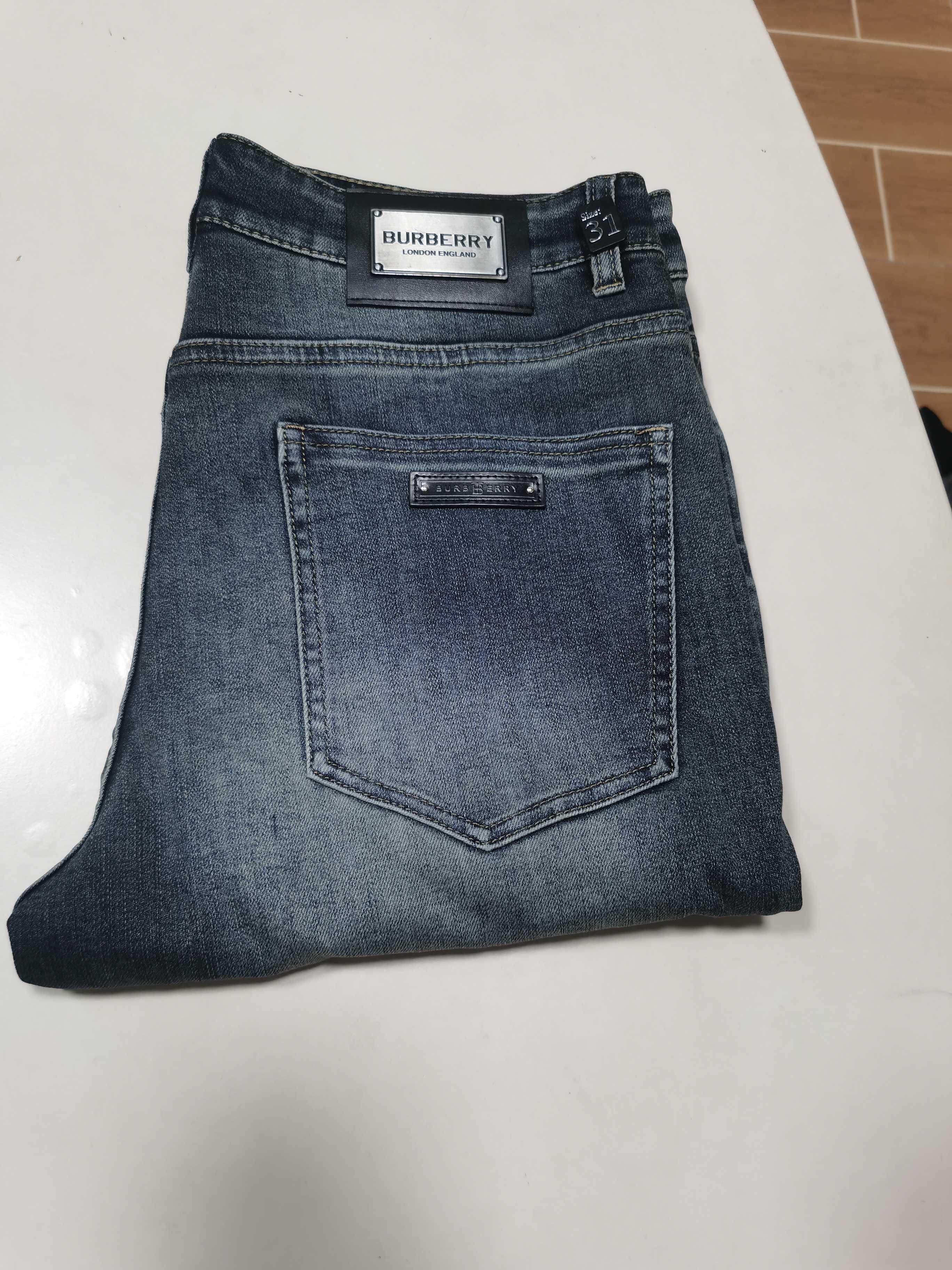 NO:607993,25 new autumn and winter jeans are available!  BURBERRY exclusive new jeans, high-end version!  Custom-made fabrics at the counter are highly breathable and comfortable, with impeccable details and brand element design concepts, reflecting high quality. It feels delicate and soft!  It presents a casual cut and the upper body shape is awesome!  Code number 29-42,,burberry,burberry,jeans,alexander wang1986090925秋冬新款牛仔裤上新！ 巴宝莉 BURBERRY 独家专供新款 牛仔裤,高端版本！专柜定制面料 透气舒适度高,细节无可挑剔,品牌元素设计理念,体现高品质.手感细腻柔软！呈现休闲裁剪,上身版型超赞！ 码数29-42,,burberry,burberry,jeans,alexander wang,Men's clothing