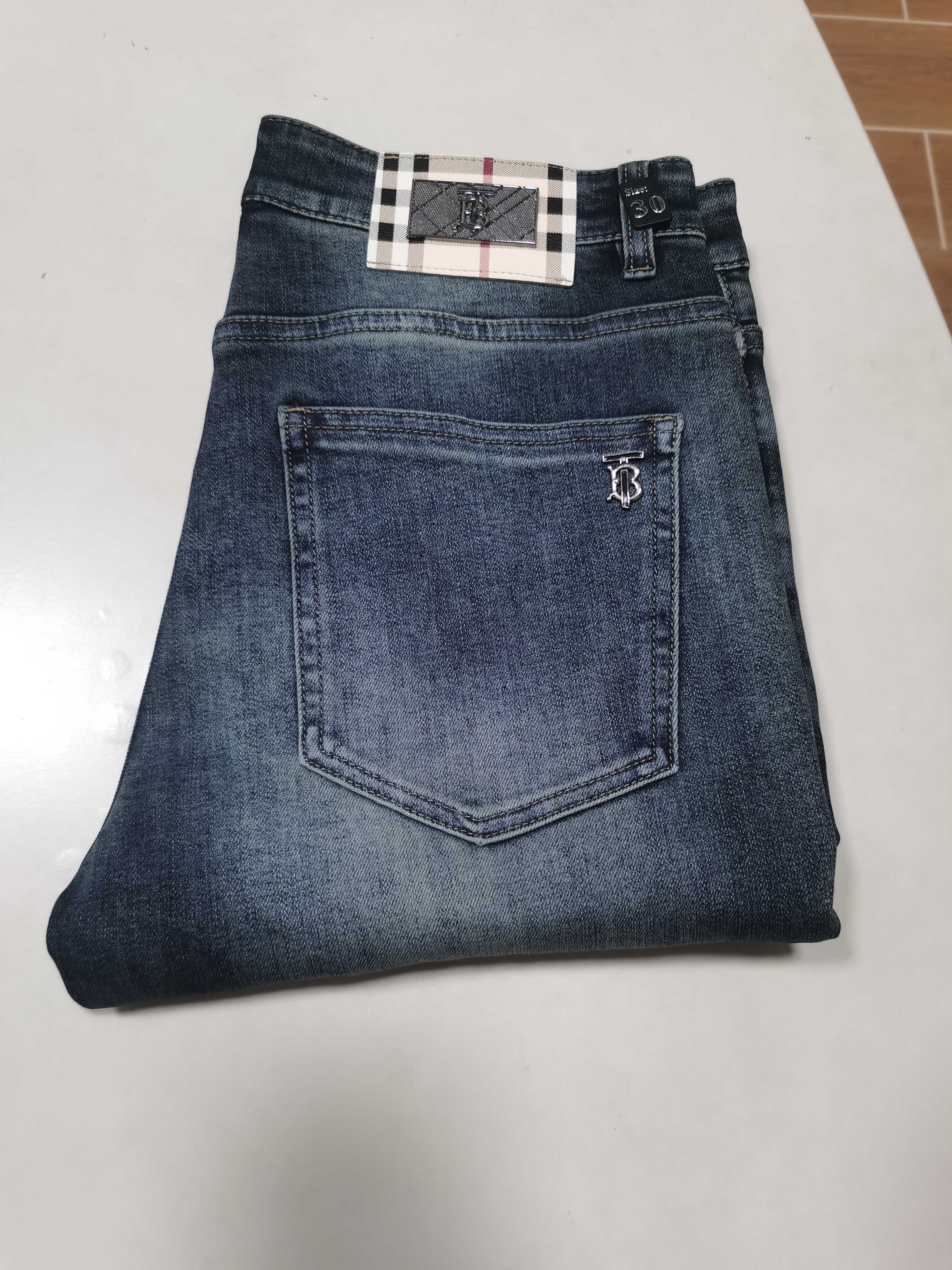 NO:601559,25 new autumn and winter jeans are available!  BURBERRY exclusive new jeans, high-end version!  Custom-made fabrics at the counter are highly breathable and comfortable, with impeccable details and brand element design concepts, reflecting high quality. It feels delicate and soft!  It presents a casual cut and the upper body shape is awesome!  Code number 29-42,,burberry,burberry,jeans,alexander wang1986090925秋冬新款牛仔裤上新！ BURBERRY 巴宝莉 独家专供新款 牛仔裤,高端版本！专柜定制面料 透气舒适度高,细节无可挑剔,品牌元素设计理念,体现高品质.手感细腻柔软！呈现休闲裁剪,上身版型超赞！ 码数29-42,,burberry,burberry,jeans,alexander wang,Men's clothing