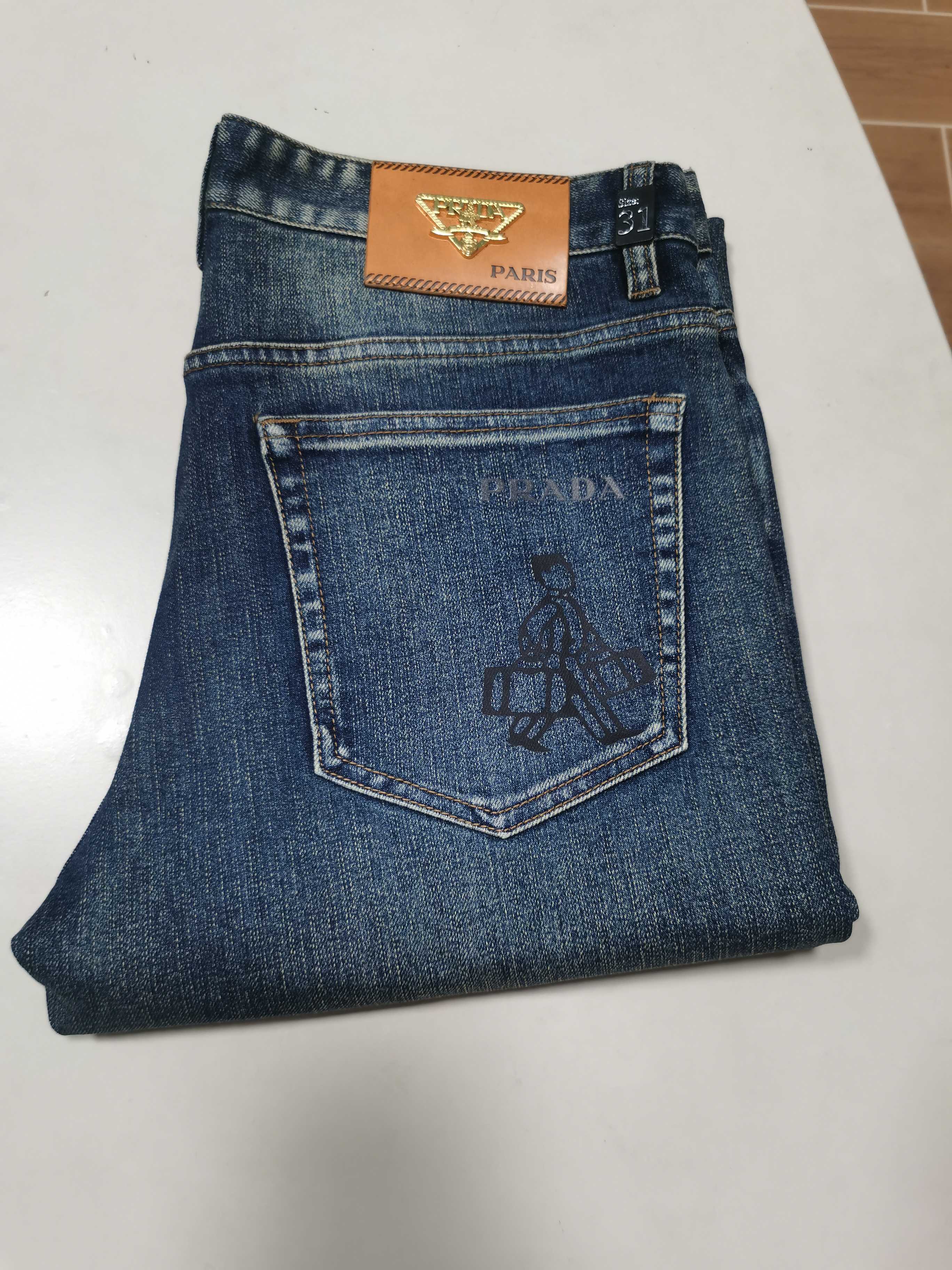 NO:601561,25 new autumn and winter jeans are available!  PRADA Exclusively offers new jeans, high-end version!  Custom-made fabrics at the counter are highly breathable and comfortable, with impeccable details and brand element design concepts, reflecting high quality. It feels delicate and soft!  It presents a casual cut and the upper body shape is awesome!  Code number 29-42,,prada,prada,jeans,alexander wang1986090925秋冬新款牛仔裤上新！ PRADA 普拉达 独家专供新款 牛仔裤,高端版本！专柜定制面料 透气舒适度高,细节无可挑剔,品牌元素设计理念,体现高品质.手感细腻柔软！呈现休闲裁剪,上身版型超赞！ 码数29-42,,prada,prada,jeans,alexander wang,Men's clothing