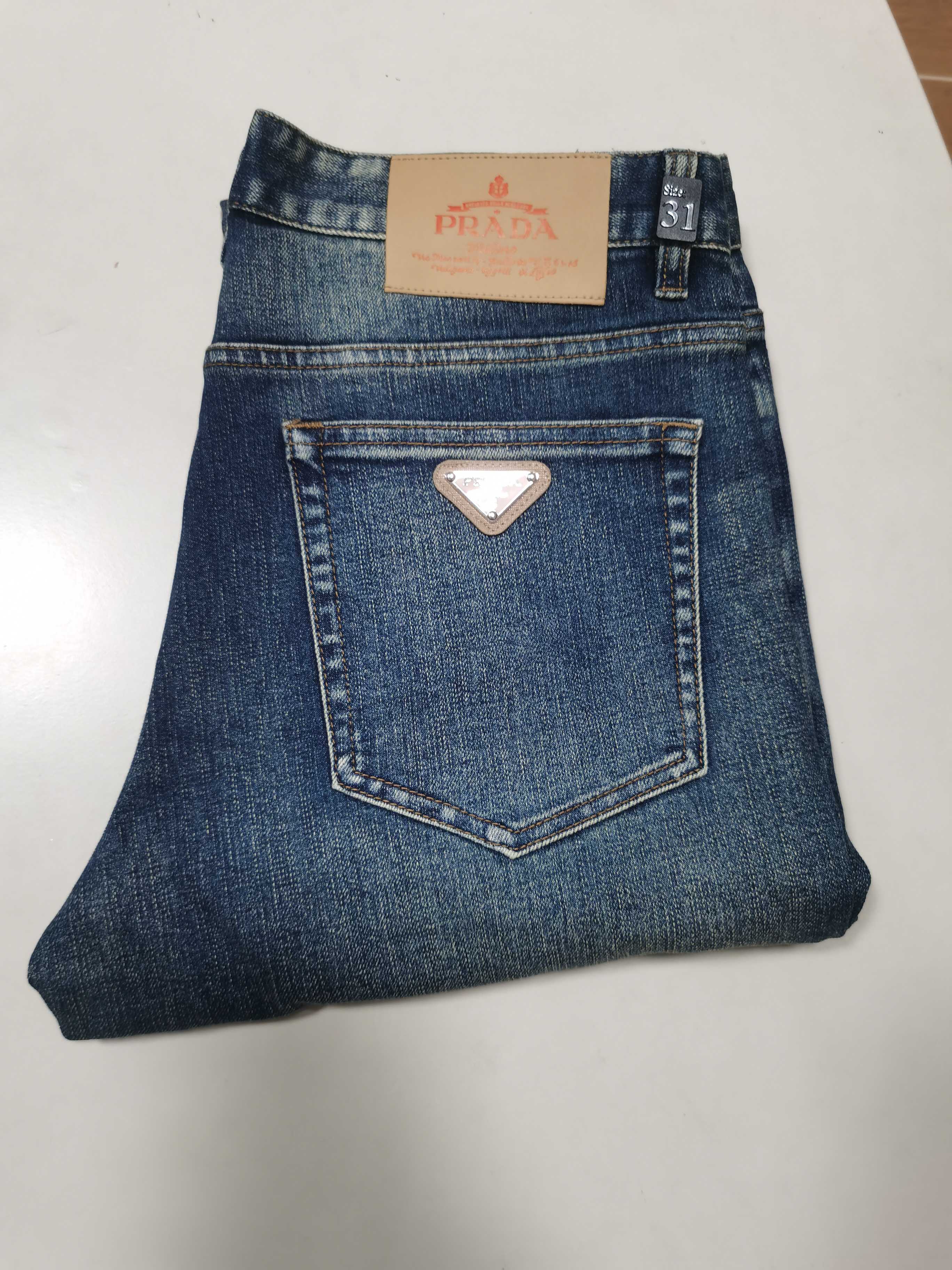 NO:601562,25 new autumn and winter jeans are available!  PRADA Exclusively offers new jeans, high-end version!  Custom-made fabrics at the counter are highly breathable and comfortable, with impeccable details and brand element design concepts, reflecting high quality. It feels delicate and soft!  It presents a casual cut and the upper body shape is awesome!  Code number 29-42,,prada,prada,jeans,alexander wang1986090925秋冬新款牛仔裤上新！ PRADA 普拉达 独家专供新款 牛仔裤,高端版本！专柜定制面料 透气舒适度高,细节无可挑剔,品牌元素设计理念,体现高品质.手感细腻柔软！呈现休闲裁剪,上身版型超赞！ 码数29-42,,prada,prada,jeans,alexander wang,Men's clothing