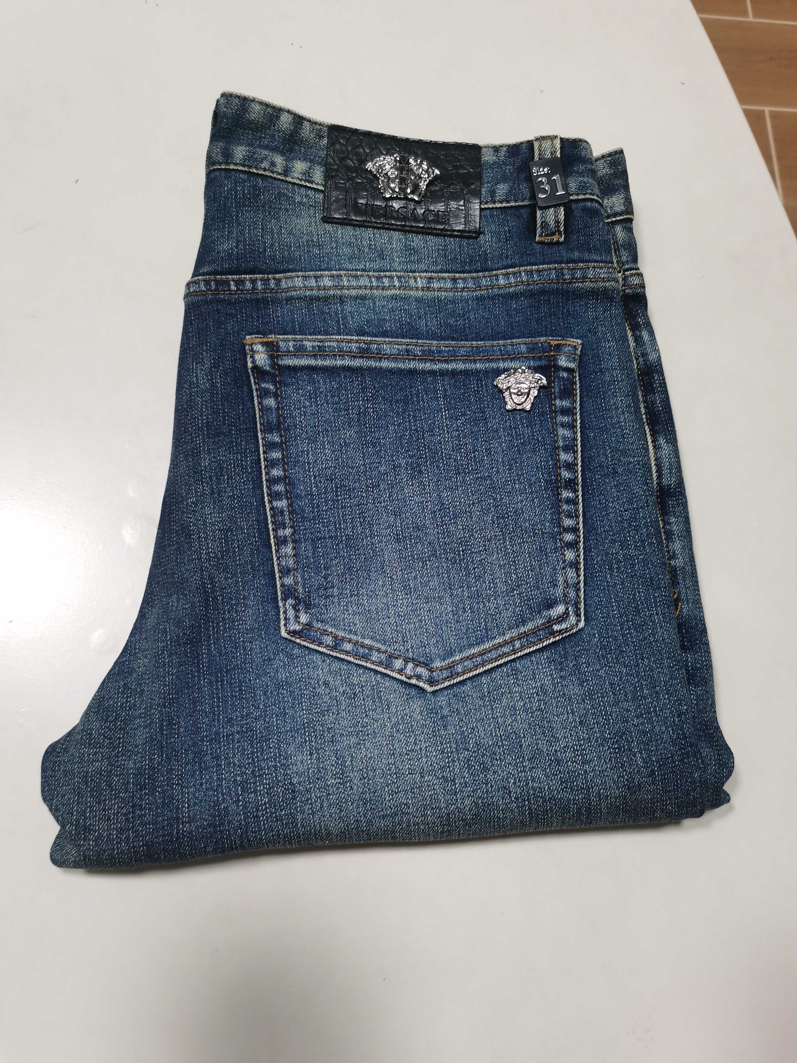 NO:601566,25 new autumn and winter jeans are available!  Versace VERSACE exclusively offers new jeans, high-end versions!  Custom-made fabrics at the counter are highly breathable and comfortable, with impeccable details and brand element design concepts, reflecting high quality. It feels delicate and soft!  It presents a casual cut and the upper body shape is awesome!  Code number 29-42,,versace,versace,jeans,alexander wang1986090925秋冬新款牛仔裤上新！ 范思哲 VERSACE独家专供新款 牛仔裤,高端版本！专柜定制面料 透气舒适度高,细节无可挑剔,品牌元素设计理念,体现高品质.手感细腻柔软！呈现休闲裁剪,上身版型超赞！ 码数29-42,,versace,versace,jeans,alexander wang,Men's clothing