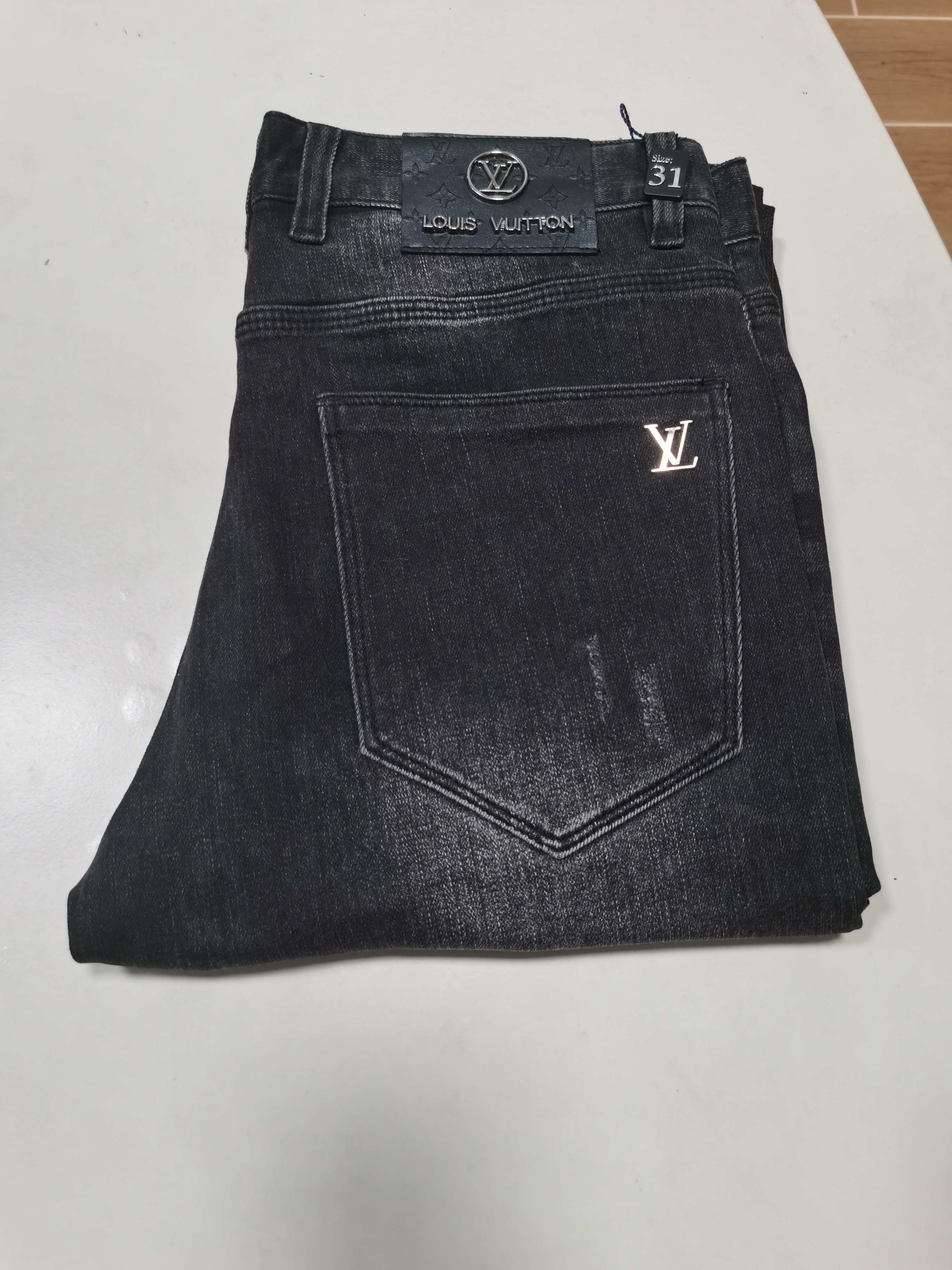 NO:607997,25 new autumn and winter jeans are available!  LV Louis Vuitton exclusively offers new jeans, high-end version!  Custom-made fabrics at the counter are highly breathable and comfortable, with impeccable details and brand element design concepts, reflecting high quality. It feels delicate and soft!  It presents a casual cut and the upper body shape is awesome!  Code number 29-42,,louis vuitton,louis vuitton,jeans,alexander wang1986090925秋冬新款牛仔裤上新！ LV路易威登 独家专供新款 牛仔裤,高端版本！专柜定制面料 透气舒适度高,细节无可挑剔,品牌元素设计理念,体现高品质.手感细腻柔软！呈现休闲裁剪,上身版型超赞！ 码数29-42,,louis vuitton,louis vuitton,jeans,alexander wang,Men's clothing