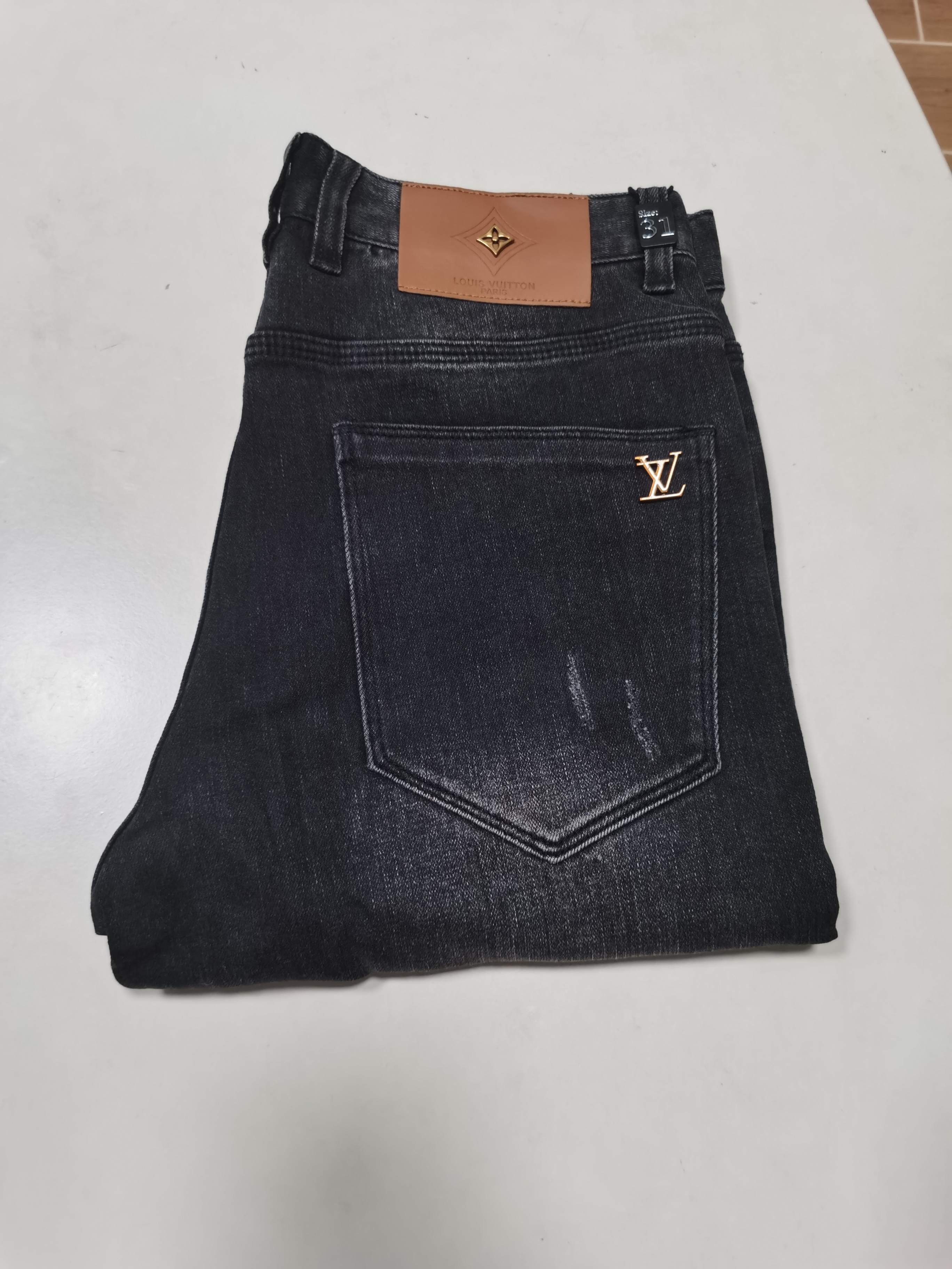 NO:608007,25 new autumn and winter jeans are available!  LV Louis Vuitton exclusively offers new jeans, high-end version!  Custom-made fabrics at the counter are highly breathable and comfortable, with impeccable details and brand element design concepts, reflecting high quality. It feels delicate and soft!  It presents a casual cut and the upper body shape is awesome!  Code number 29-42,,louis vuitton,louis vuitton,jeans,alexander wang1986090925秋冬新款牛仔裤上新！ LV 路易威登 独家专供新款 牛仔裤,高端版本！专柜定制面料 透气舒适度高,细节无可挑剔,品牌元素设计理念,体现高品质.手感细腻柔软！呈现休闲裁剪,上身版型超赞！ 码数29-42,,louis vuitton,louis vuitton,jeans,alexander wang,Men's clothing