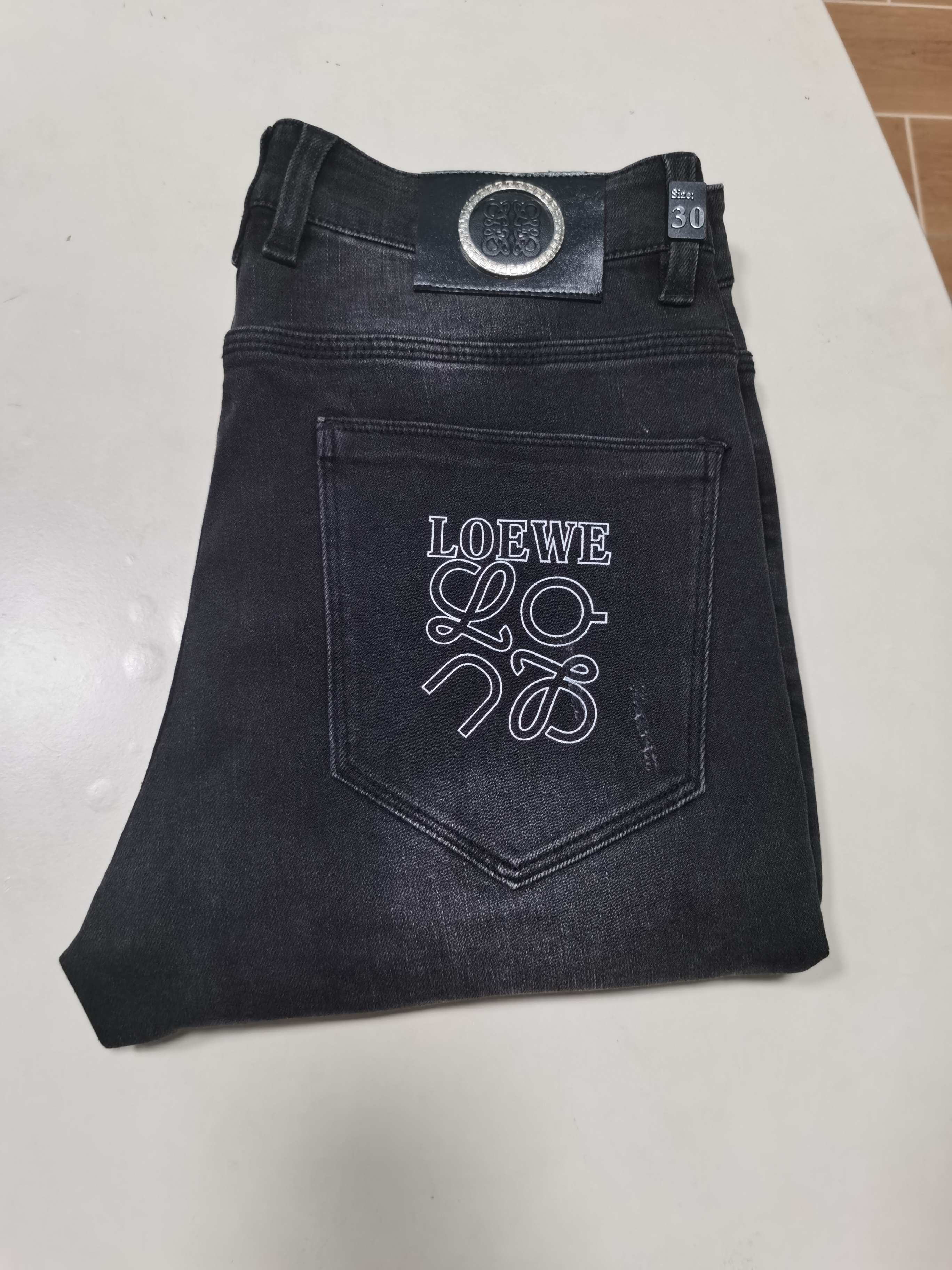 NO:608012,25 new autumn and winter jeans are available!  LOEWE exclusively supplies new jeans, high-end version!  Custom-made fabrics at the counter are highly breathable and comfortable, with impeccable details and brand element design concepts, reflecting high quality. It feels delicate and soft!  It presents a casual cut and the upper body shape is awesome!  Code number 29-42,,loewe,loewe,jeans,alexander wang1986090925秋冬新款牛仔裤上新！ LOEWE 罗意威 独家专供新款 牛仔裤,高端版本！专柜定制面料 透气舒适度高,细节无可挑剔,品牌元素设计理念,体现高品质.手感细腻柔软！呈现休闲裁剪,上身版型超赞！ 码数29-42,,loewe,loewe,jeans,alexander wang,Men's clothing