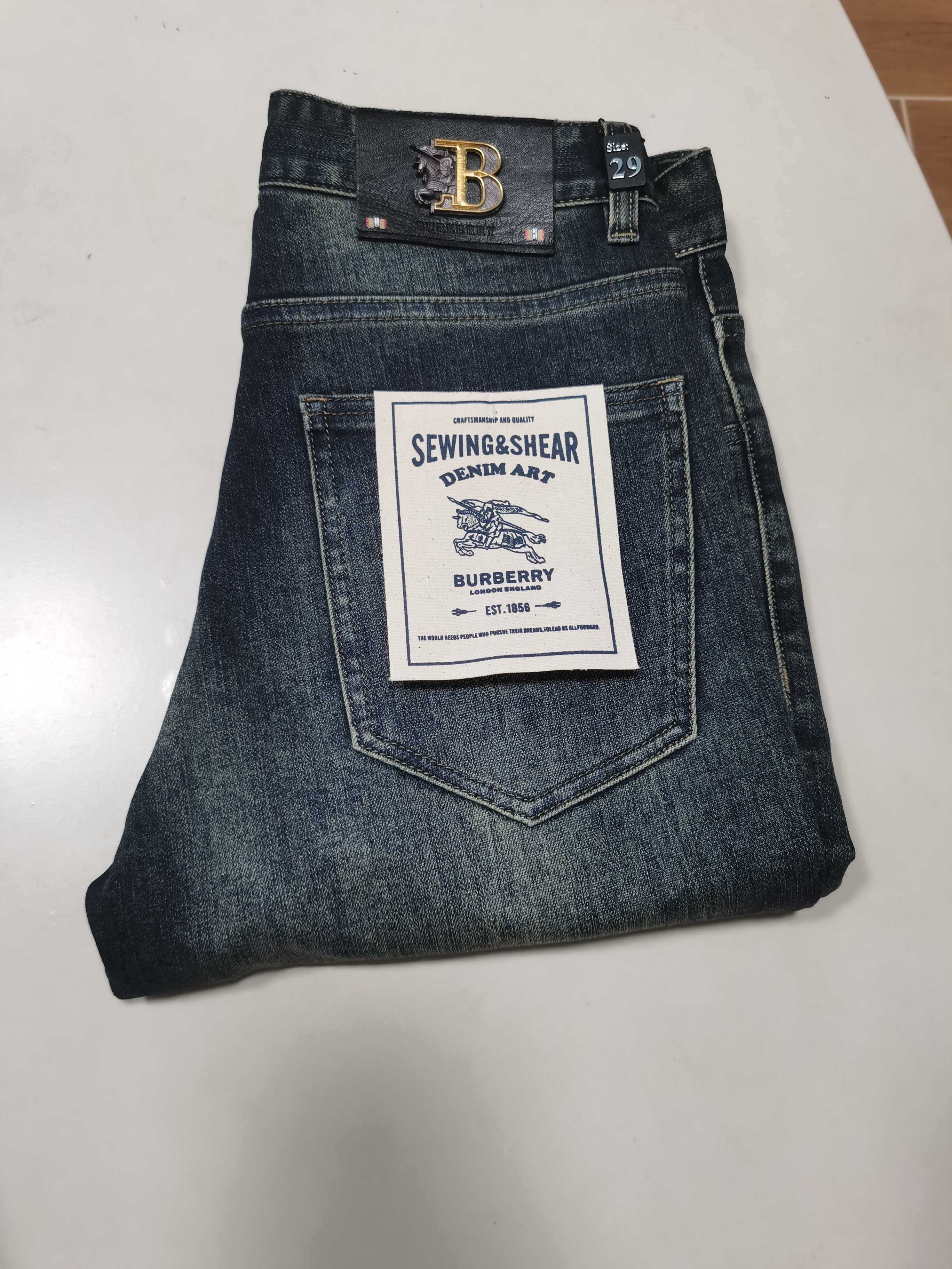 NO:614219,25 new autumn and winter jeans are available!  BURBERRY exclusive new jeans, high-end version!  Custom-made fabrics at the counter are highly breathable and comfortable, with impeccable details and brand element design concepts, reflecting high quality. It feels delicate and soft!  It presents a casual cut and the upper body shape is awesome!  Code number 29-42,,burberry,burberry,jeans,alexander wang1986090925秋冬新款牛仔裤上新！ BURBERRY 巴宝莉 独家专供新款 牛仔裤,高端版本！专柜定制面料 透气舒适度高,细节无可挑剔,品牌元素设计理念,体现高品质.手感细腻柔软！呈现休闲裁剪,上身版型超赞！ 码数29-42,,burberry,burberry,jeans,alexander wang,Men's clothing