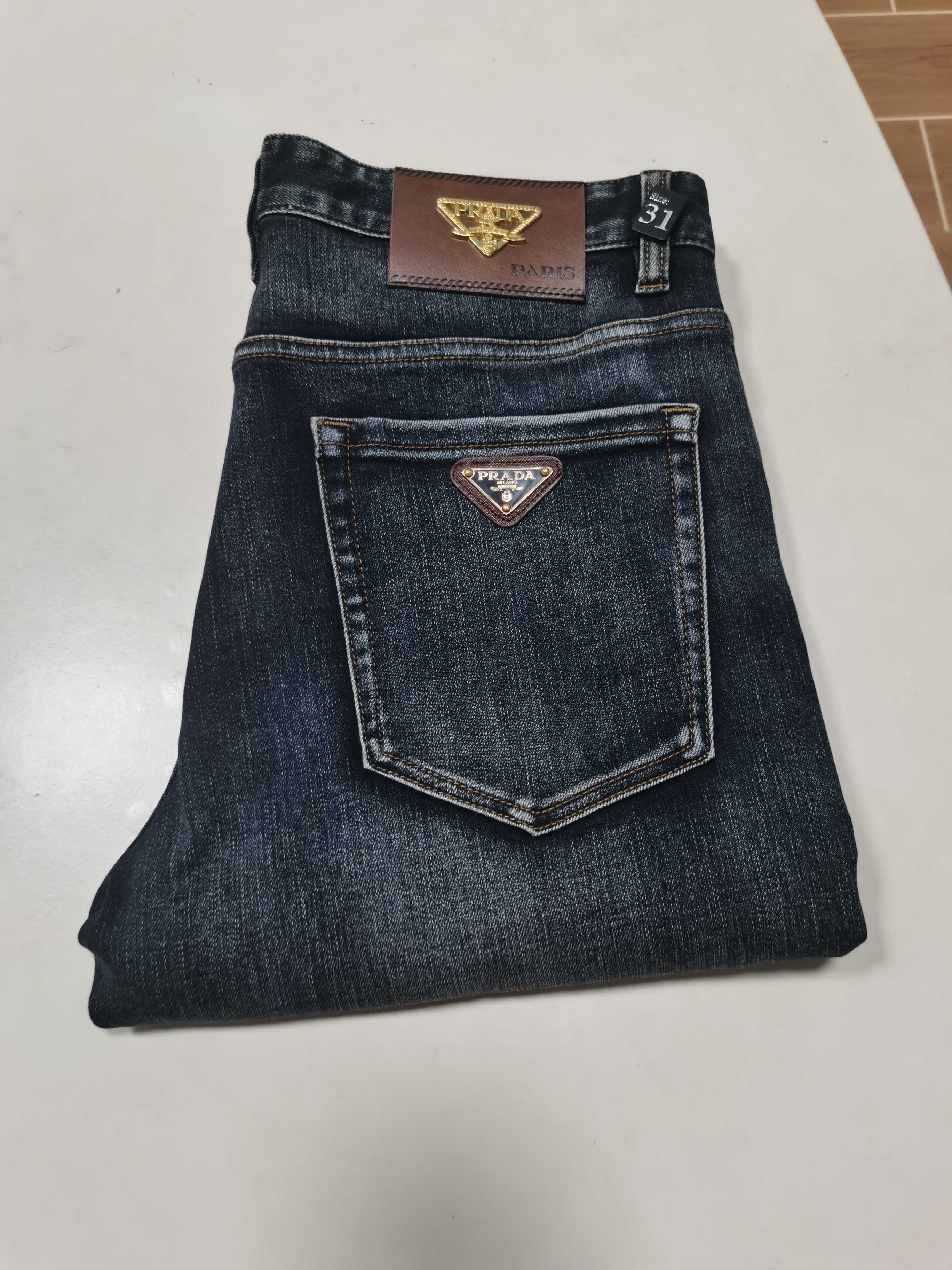 NO:608002,25 new autumn and winter jeans are available!  PRADA Exclusively offers new jeans, high-end version!  Custom-made fabrics at the counter are highly breathable and comfortable, with impeccable details and brand element design concepts, reflecting high quality. It feels delicate and soft!  It presents a casual cut and the upper body shape is awesome!  Code number 29-42,,prada,prada,jeans,alexander wang1986090925秋冬新款牛仔裤上新！ PRADA 普拉达 独家专供新款 牛仔裤,高端版本！专柜定制面料 透气舒适度高,细节无可挑剔,品牌元素设计理念,体现高品质.手感细腻柔软！呈现休闲裁剪,上身版型超赞！ 码数29-42,,prada,prada,jeans,alexander wang,Men's clothing