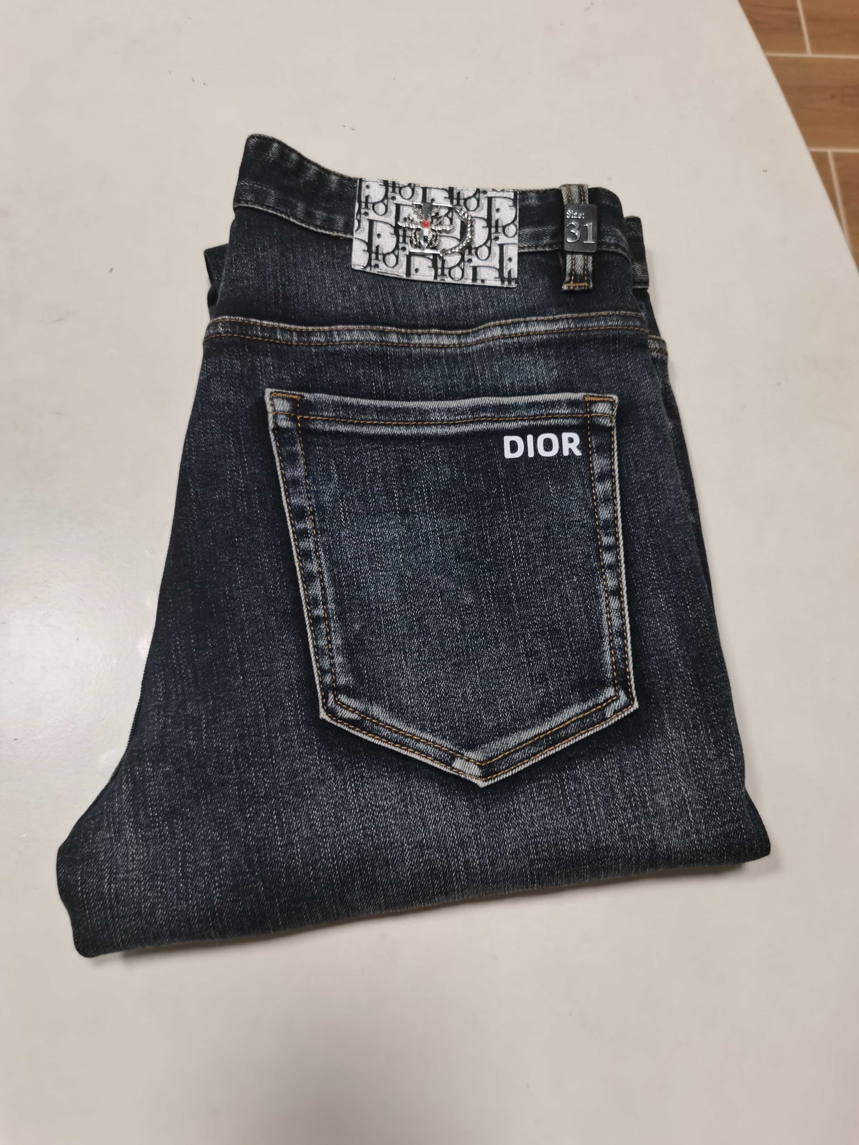 NO:610370,25 new autumn and winter jeans are available!  DIOR Dior exclusively offers new jeans, high-end version!  Custom-made fabrics at the counter are highly breathable and comfortable, with impeccable details and brand element design concepts, reflecting high quality. It feels delicate and soft!  It presents a casual cut and the upper body shape is awesome!  Code number 29-42,,dior,dior,jeans,alexander wang1986090925秋冬新款牛仔裤上新！ DIOR迪奥 独家专供新款 牛仔裤,高端版本！专柜定制面料 透气舒适度高,细节无可挑剔,品牌元素设计理念,体现高品质.手感细腻柔软！呈现休闲裁剪,上身版型超赞！ 码数29-42,,dior,dior,jeans,alexander wang,Men's clothing