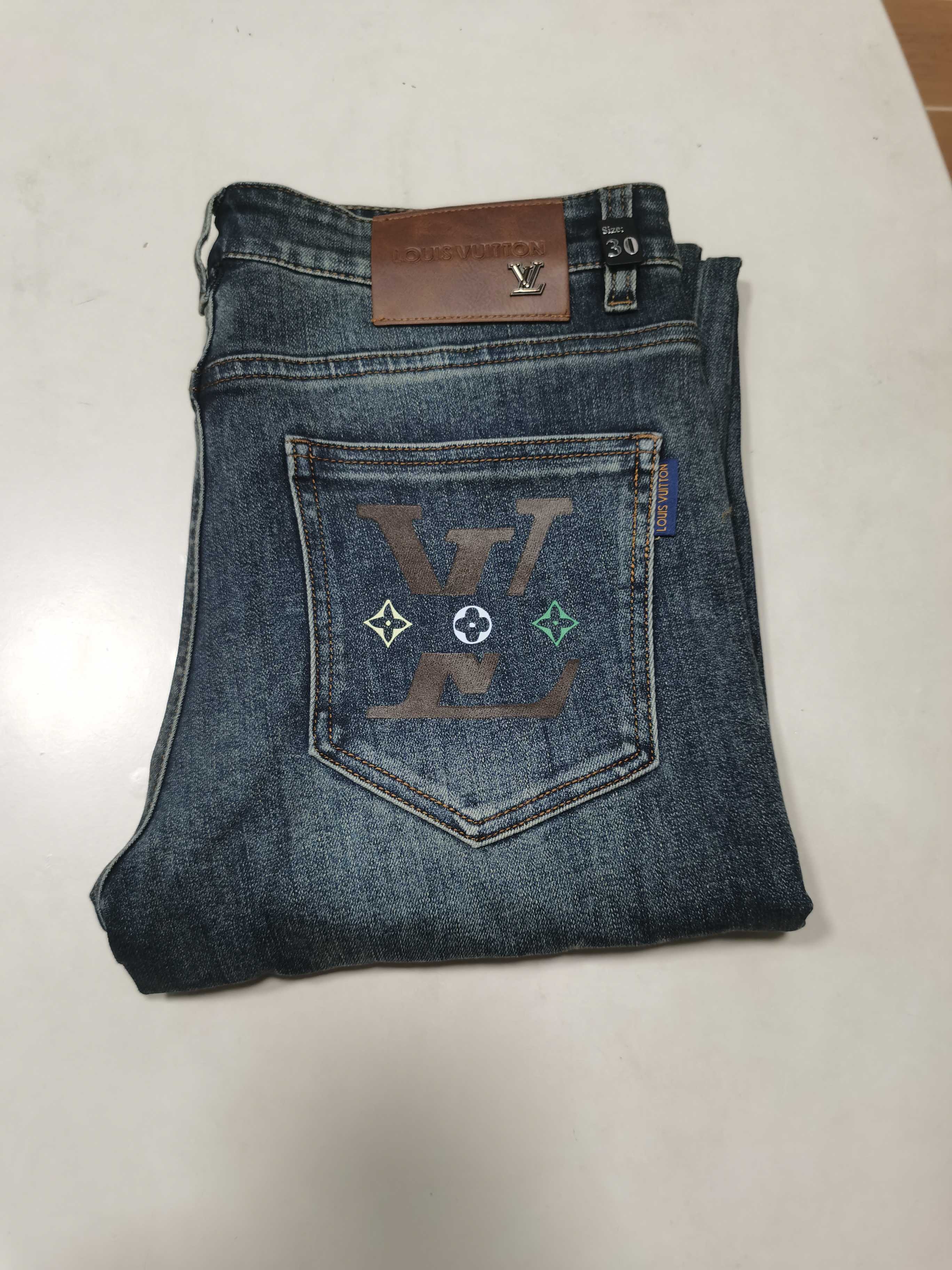 NO:610362,25 new autumn and winter jeans are available!  LV Louis Vuitton exclusively offers new jeans, high-end version!  Custom-made fabrics at the counter are highly breathable and comfortable, with impeccable details and brand element design concepts, reflecting high quality. It feels delicate and soft!  It presents a casual cut and the upper body shape is awesome!  Code number 29-42,,louis vuitton,louis vuitton,jeans,alexander wang1986090925秋冬新款牛仔裤上新！ LV 路易威登 独家专供新款 牛仔裤,高端版本！专柜定制面料 透气舒适度高,细节无可挑剔,品牌元素设计理念,体现高品质.手感细腻柔软！呈现休闲裁剪,上身版型超赞！ 码数29-42,,louis vuitton,louis vuitton,jeans,alexander wang,Men's clothing