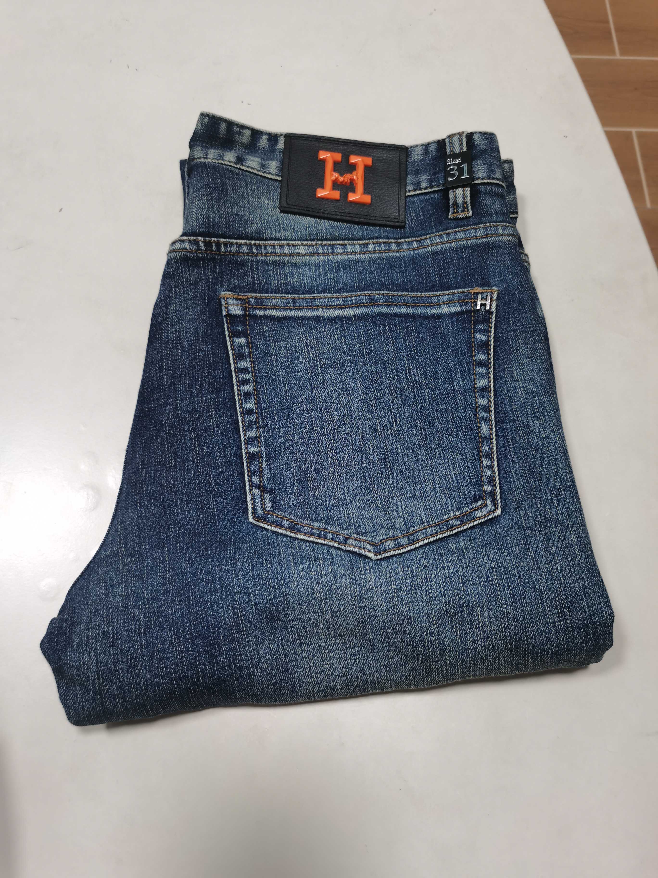 NO:610359,25 new autumn and winter jeans are available!  HERMES exclusive new jeans, high-end version!  Custom-made fabrics at the counter are highly breathable and comfortable, with impeccable details and brand element design concepts, reflecting high quality. It feels delicate and soft!  It presents a casual cut and the upper body shape is awesome!  Code number 29-42,,hermes,hermes,jeans,alexander wang1986090925秋冬新款牛仔裤上新！ HERMES 爱马仕 独家专供新款 牛仔裤,高端版本！专柜定制面料 透气舒适度高,细节无可挑剔,品牌元素设计理念,体现高品质.手感细腻柔软！呈现休闲裁剪,上身版型超赞！ 码数29-42,,hermes,hermes,jeans,alexander wang,Men's clothing