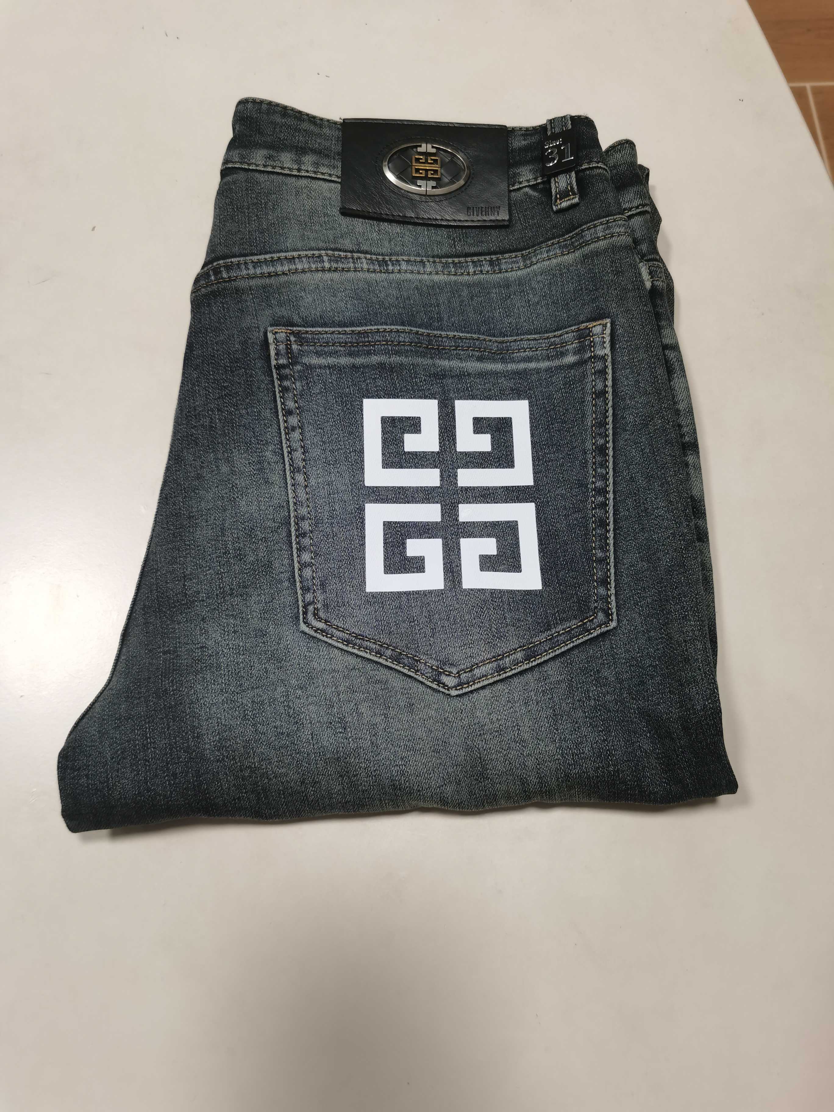 NO:610356,25 new autumn and winter jeans are available!  GIVENCHY Exclusively offers new jeans, high-end version!  Custom-made fabrics at the counter are highly breathable and comfortable, with impeccable details and brand element design concepts, reflecting high quality. It feels delicate and soft!  It presents a casual cut and the upper body shape is awesome!  Code number 29-42,,givenchy,givenchy,jeans,alexander wang1986090925秋冬新款牛仔裤上新！ GIVENCHY 纪梵希 独家专供新款 牛仔裤,高端版本！专柜定制面料 透气舒适度高,细节无可挑剔,品牌元素设计理念,体现高品质.手感细腻柔软！呈现休闲裁剪,上身版型超赞！ 码数29-42,,givenchy,givenchy,jeans,alexander wang,Men's clothing