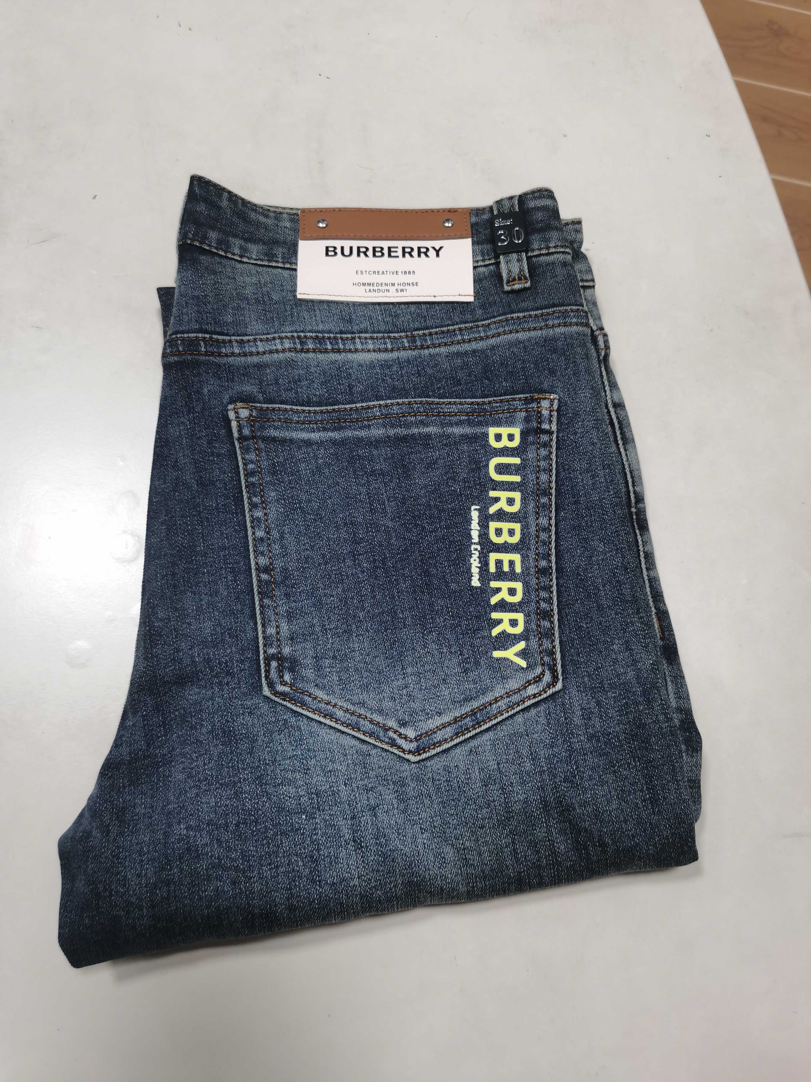 NO:608038,25 new autumn and winter jeans are available!  BURBERRY exclusive new jeans, high-end version!  Custom-made fabrics at the counter are highly breathable and comfortable, with impeccable details and brand element design concepts, reflecting high quality. It feels delicate and soft!  It presents a casual cut and the upper body shape is awesome!  Code number 29-42,,burberry,burberry,jeans,alexander wang1986090925秋冬新款牛仔裤上新！ BURBERRY 巴宝莉 独家专供新款 牛仔裤,高端版本！专柜定制面料 透气舒适度高,细节无可挑剔,品牌元素设计理念,体现高品质.手感细腻柔软！呈现休闲裁剪,上身版型超赞！ 码数29-42,,burberry,burberry,jeans,alexander wang,Men's clothing