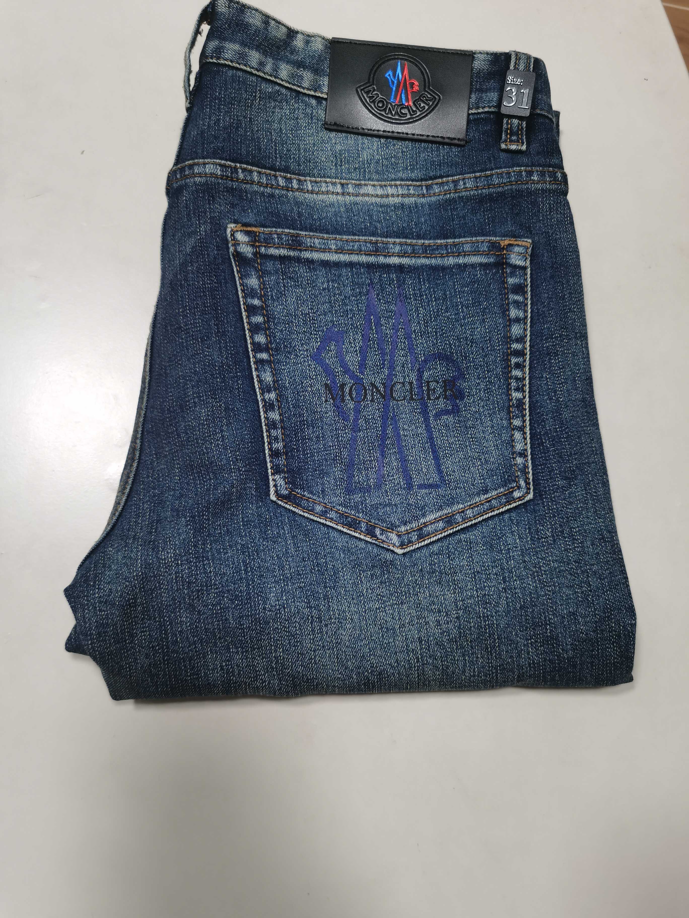 NO:608033,25 new autumn and winter jeans are available!  MONCLER Mouth Mouth exclusive new jeans, high-end version!  Custom-made fabrics at the counter are highly breathable and comfortable, with impeccable details and brand element design concepts, reflecting high quality. It feels delicate and soft!  It presents a casual cut and the upper body shape is awesome!  Size 29-42,,Moncler,jeans,alexander wang1986090925秋冬新款牛仔裤上新！ MONCLER蒙口 独家专供新款 牛仔裤,高端版本！专柜定制面料 透气舒适度高,细节无可挑剔,品牌元素设计理念,体现高品质.手感细腻柔软！呈现休闲裁剪,上身版型超赞！ 码数29-42,,Moncler,jeans,alexander wang,Men's clothing