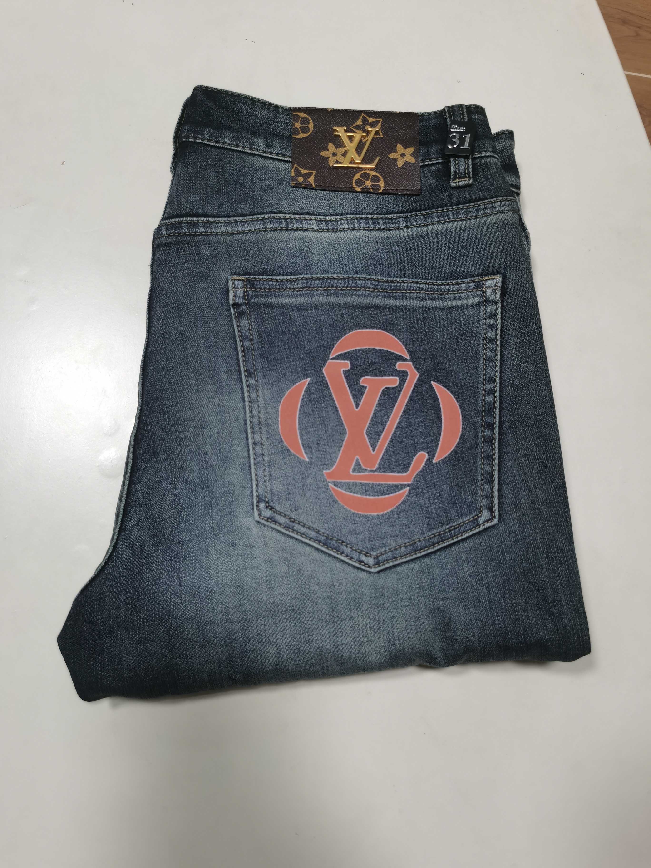 NO:608028,25 new autumn and winter jeans are available!  LV Louis Vuitton exclusively offers new jeans, high-end version!  Custom-made fabrics at the counter are highly breathable and comfortable, with impeccable details and brand element design concepts, reflecting high quality. It feels delicate and soft!  It presents a casual cut and the upper body shape is awesome!  Code number 29-42,,louis vuitton,louis vuitton,jeans,alexander wang1986090925秋冬新款牛仔裤上新！ LV路易威登 独家专供新款 牛仔裤,高端版本！专柜定制面料 透气舒适度高,细节无可挑剔,品牌元素设计理念,体现高品质.手感细腻柔软！呈现休闲裁剪,上身版型超赞！ 码数29-42,,louis vuitton,louis vuitton,jeans,alexander wang,Men's clothing