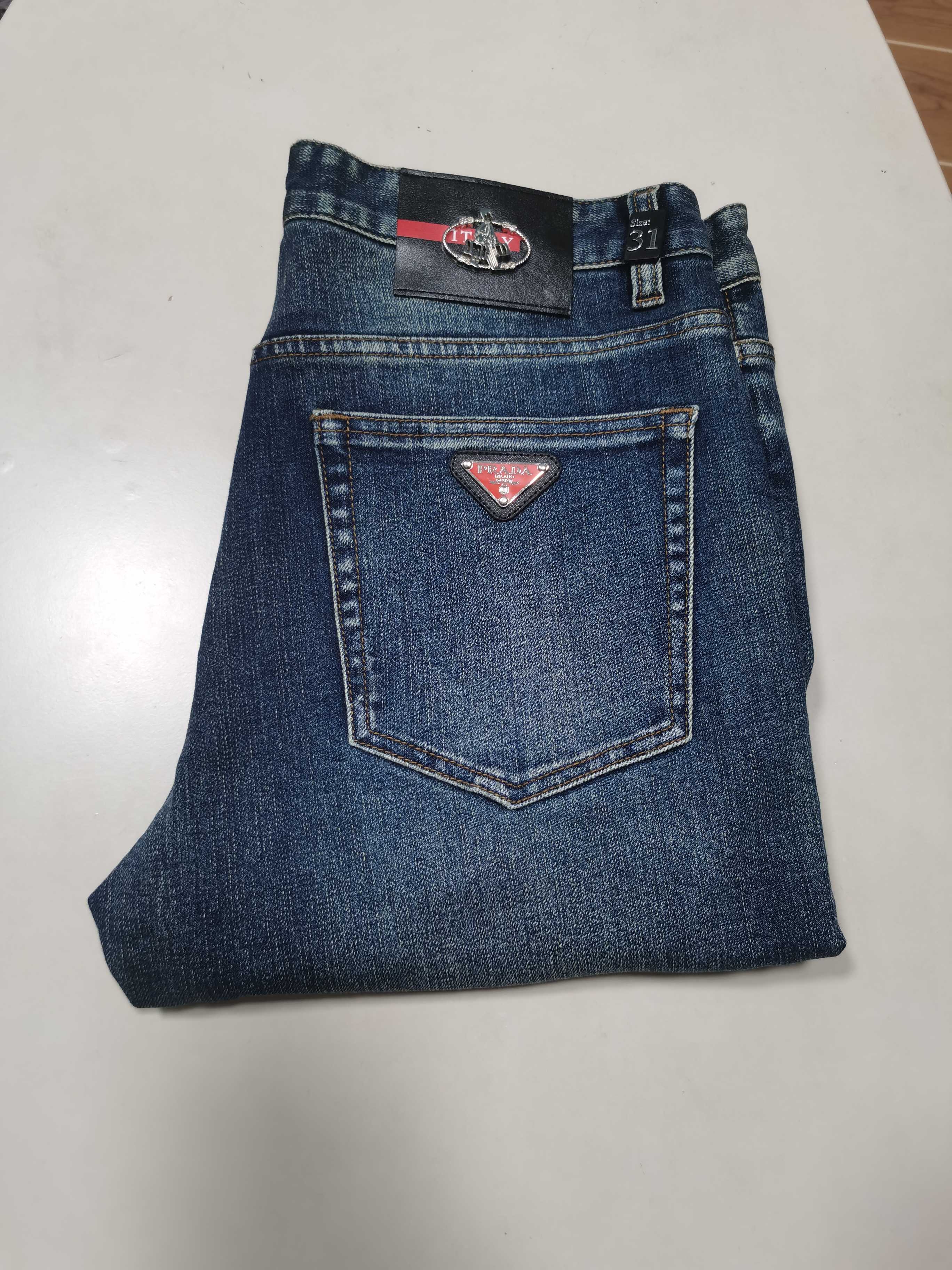 NO:608018,25 new autumn and winter jeans are available!  PRADA Exclusively offers new jeans, high-end version!  Custom-made fabrics at the counter are highly breathable and comfortable, with impeccable details and brand element design concepts, reflecting high quality. It feels delicate and soft!  It presents a casual cut and the upper body shape is awesome!  Code number 29-42,,prada,prada,jeans,alexander wang1986090925秋冬新款牛仔裤上新！ PRADA 普拉达 独家专供新款 牛仔裤,高端版本！专柜定制面料 透气舒适度高,细节无可挑剔,品牌元素设计理念,体现高品质.手感细腻柔软！呈现休闲裁剪,上身版型超赞！ 码数29-42,,prada,prada,jeans,alexander wang,Men's clothing