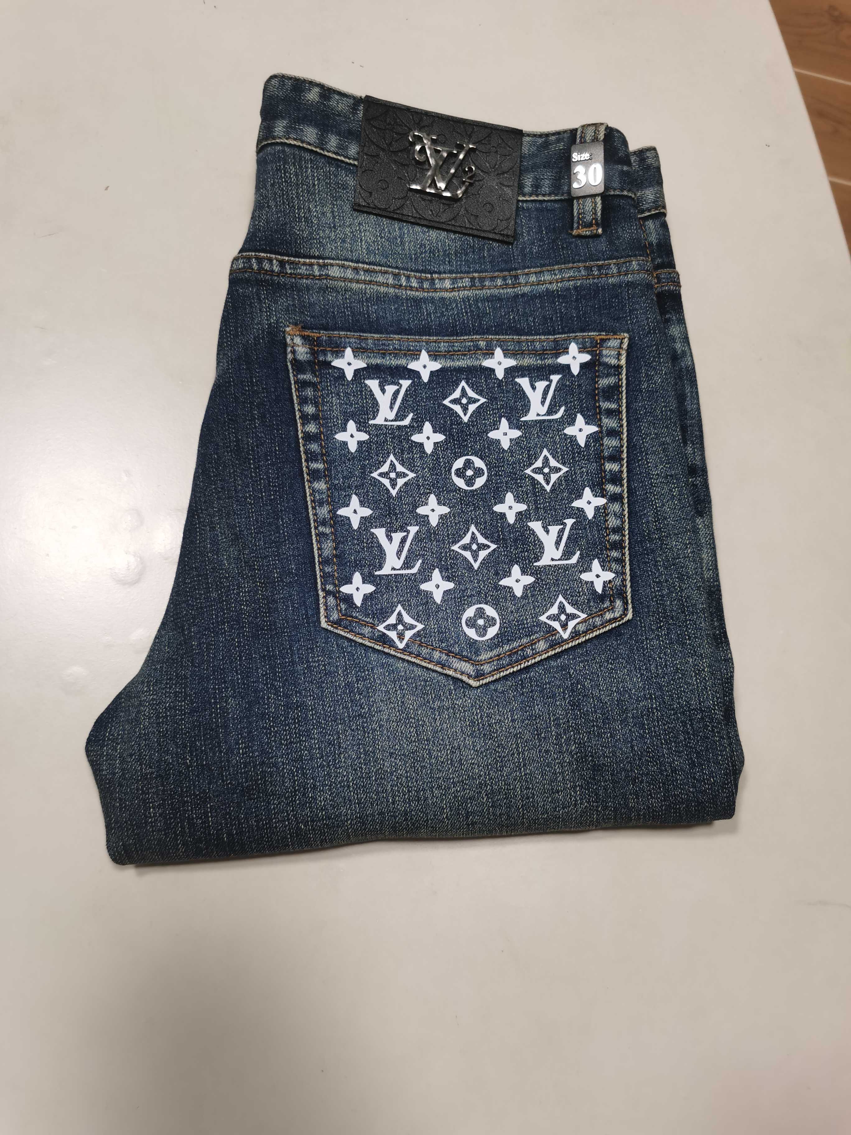 NO:608013,25 new autumn and winter jeans are available!  LV Louis Vuitton exclusively offers new jeans, high-end version!  Custom-made fabrics at the counter are highly breathable and comfortable, with impeccable details and brand element design concepts, reflecting high quality. It feels delicate and soft!  It presents a casual cut and the upper body shape is awesome!  Code number 29-42,,louis vuitton,louis vuitton,jeans,alexander wang1986090925秋冬新款牛仔裤上新！ LV 路易威登 独家专供新款 牛仔裤,高端版本！专柜定制面料 透气舒适度高,细节无可挑剔,品牌元素设计理念,体现高品质.手感细腻柔软！呈现休闲裁剪,上身版型超赞！ 码数29-42,,louis vuitton,louis vuitton,jeans,alexander wang,Men's clothing