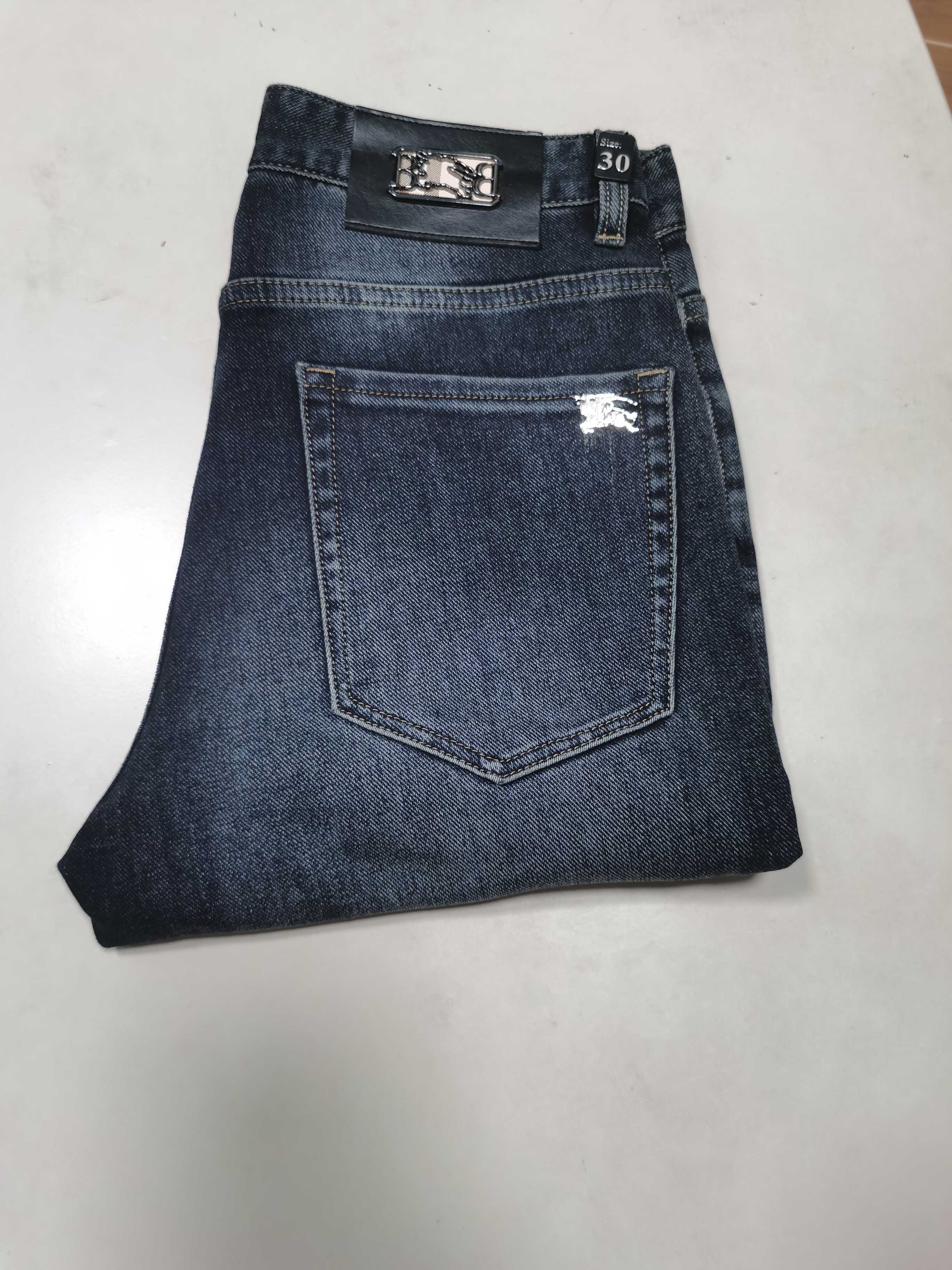 NO:608008,25 new autumn and winter jeans are available!  BURBERRY exclusively offers new jeans, high-end versions!  Custom-made fabrics at the counter are highly breathable and comfortable, with impeccable details and brand element design concepts, reflecting high quality. It feels delicate and soft!  It presents a casual cut and the upper body shape is awesome!  Code number 29-42,,burberry,burberry,jeans,alexander wang1986090925秋冬新款牛仔裤上新！ BURBERRY巴宝莉 独家专供新款 牛仔裤,高端版本！专柜定制面料 透气舒适度高,细节无可挑剔,品牌元素设计理念,体现高品质.手感细腻柔软！呈现休闲裁剪,上身版型超赞！ 码数29-42,,burberry,burberry,jeans,alexander wang,Men's clothing