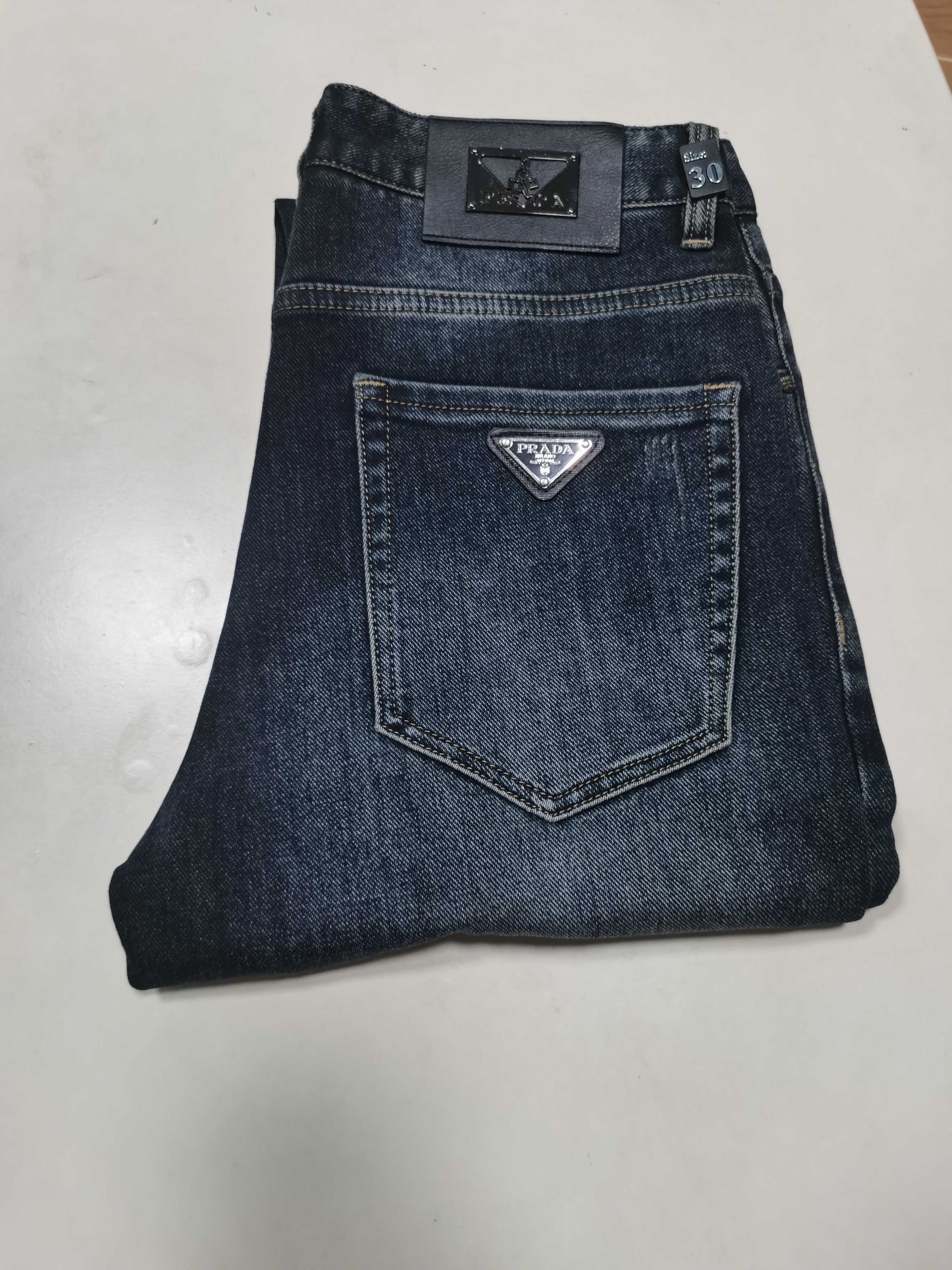 NO:607998,25 new autumn and winter jeans are available!  PRADA Exclusively offers new jeans, high-end version!  Custom-made fabrics at the counter are highly breathable and comfortable, with impeccable details and brand element design concepts, reflecting high quality. It feels delicate and soft!  It presents a casual cut and the upper body shape is awesome!  Code number 29-42,,prada,prada,jeans,alexander wang1986090925秋冬新款牛仔裤上新！ PRADA 普拉达 独家专供新款 牛仔裤,高端版本！专柜定制面料 透气舒适度高,细节无可挑剔,品牌元素设计理念,体现高品质.手感细腻柔软！呈现休闲裁剪,上身版型超赞！ 码数29-42,,prada,prada,jeans,alexander wang,Men's clothing