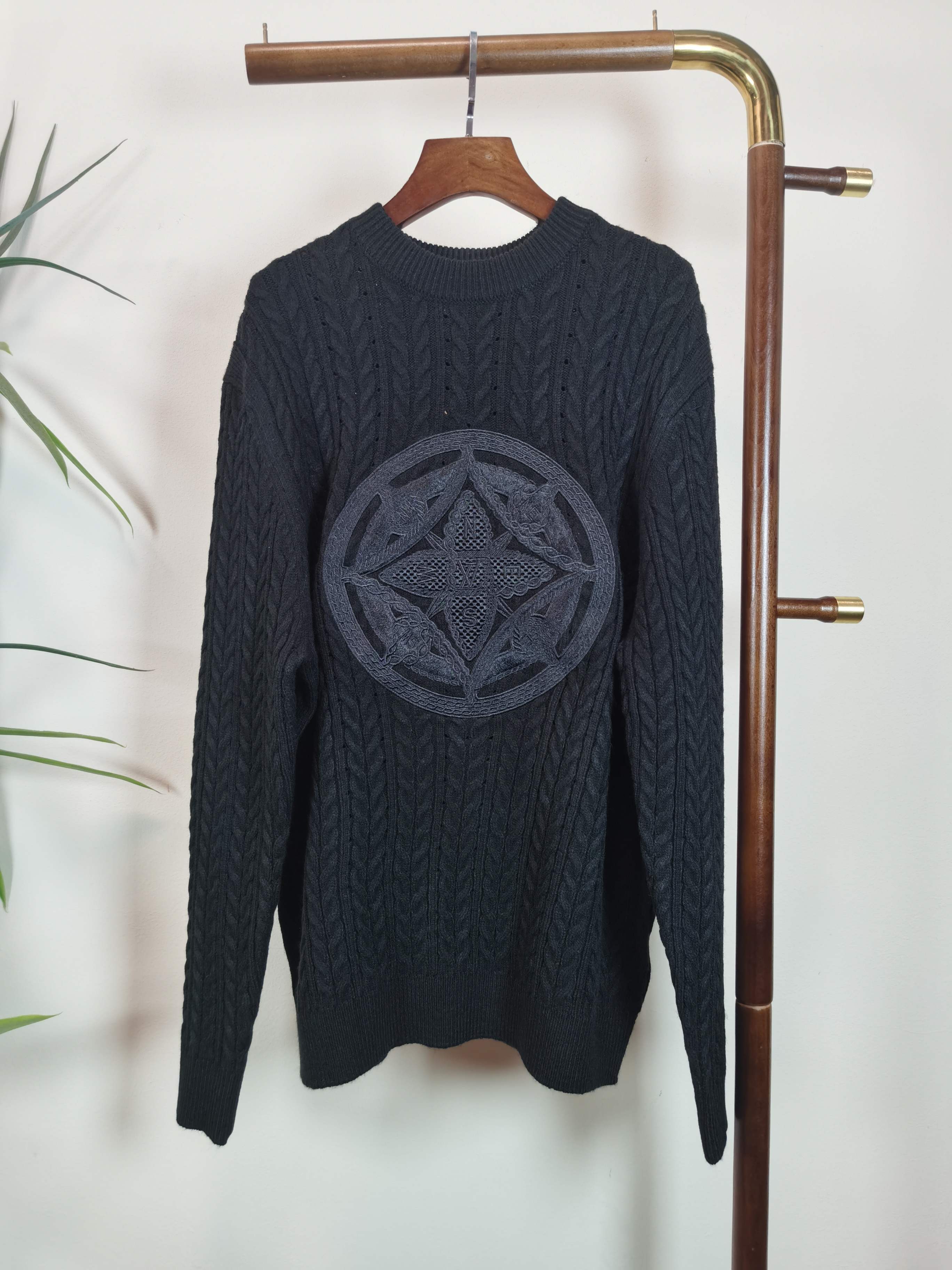 NO:598332,(No return or exchange) LV Louis Vuitton. Made of custom-woven combed wool fabric. Jacquard pattern on the front, full of visual impact. Selected high-quality fabrics, soft to the touch, delicate and skin-friendly. It has both warmth and fashion sense, allowing you to match it at will in autumn and winter. Color Black Size S-XL, louis vuitton, louis vuitton, alexander wang19860909（不退不换） LV路易威登.采用了订织精梳羊毛面料.前幅图案提花,视觉冲击力拉满.精选优质面料,手感柔软,细腻亲肤.做到保暖性与时尚感兼具,让你在秋冬中可随意搭配. 颜色黑色 码数S-XL,,louis vuitton,louis vuitton,alexander wang,Men's clothing