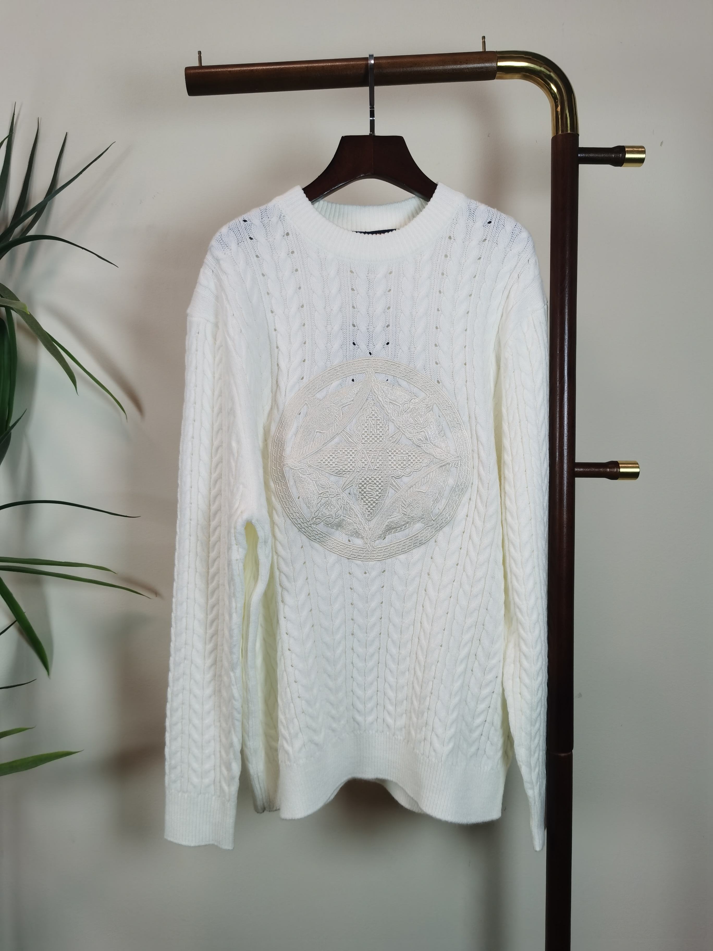 NO:598336,(No return or exchange) LV Louis Vuitton. Made of custom-woven combed wool fabric. Jacquard pattern on the front, full of visual impact. Selected high-quality fabrics, soft to the touch, delicate and skin-friendly. It has both warmth and fashion sense, allowing you to match it at will in autumn and winter. Color White Size S-XL, louis vuitton, louis vuitton, alexander wang19860909（不退不换） LV路易威登.采用了订织精梳羊毛面料.前幅图案提花,视觉冲击力拉满.精选优质面料,手感柔软,细腻亲肤.做到保暖性与时尚感兼具,让你在秋冬中可随意搭配. 颜色白色 码数S-XL,,louis vuitton,louis vuitton,alexander wang,Men's clothing