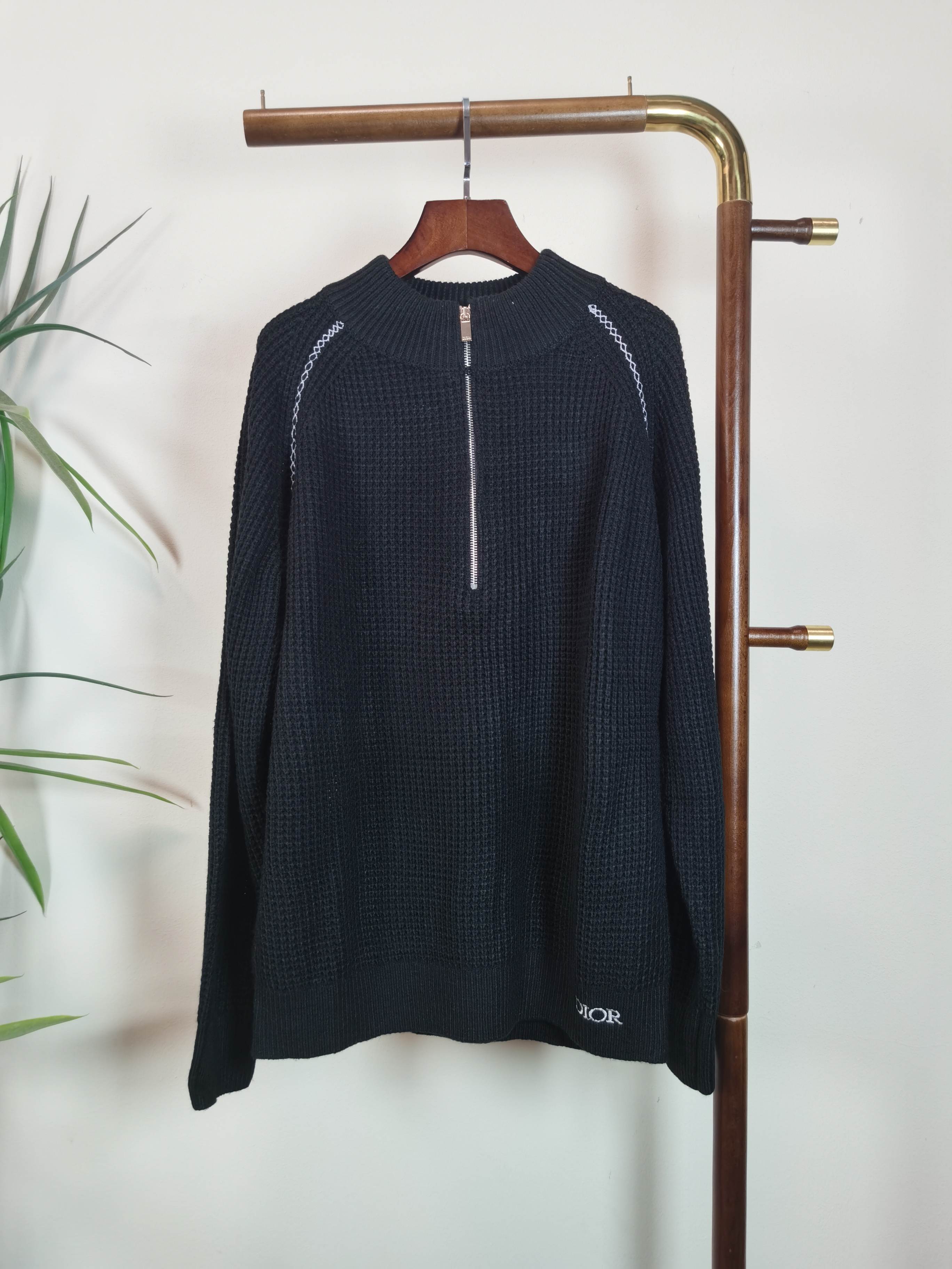 NO:598338,(No return or exchange) DIOR Dior uses custom-woven combed wool fabric, which has full visual impact. Selected high-quality fabrics are soft to the touch, delicate and skin-friendly. It has both warmth and fashion sense, allowing you to match it at will in autumn and winter. Color Black Size S-XL, dior, dior, alexander wang19860909（不退不换） DIOR 迪奥采用了订织精梳羊毛面料,视觉冲击力拉满.精选优质面料,手感柔软,细腻亲肤.做到保暖性与时尚感兼具,让你在秋冬中可随意搭配. 颜色黑色 码数S-XL,,dior,dior,alexander wang,Men's clothing