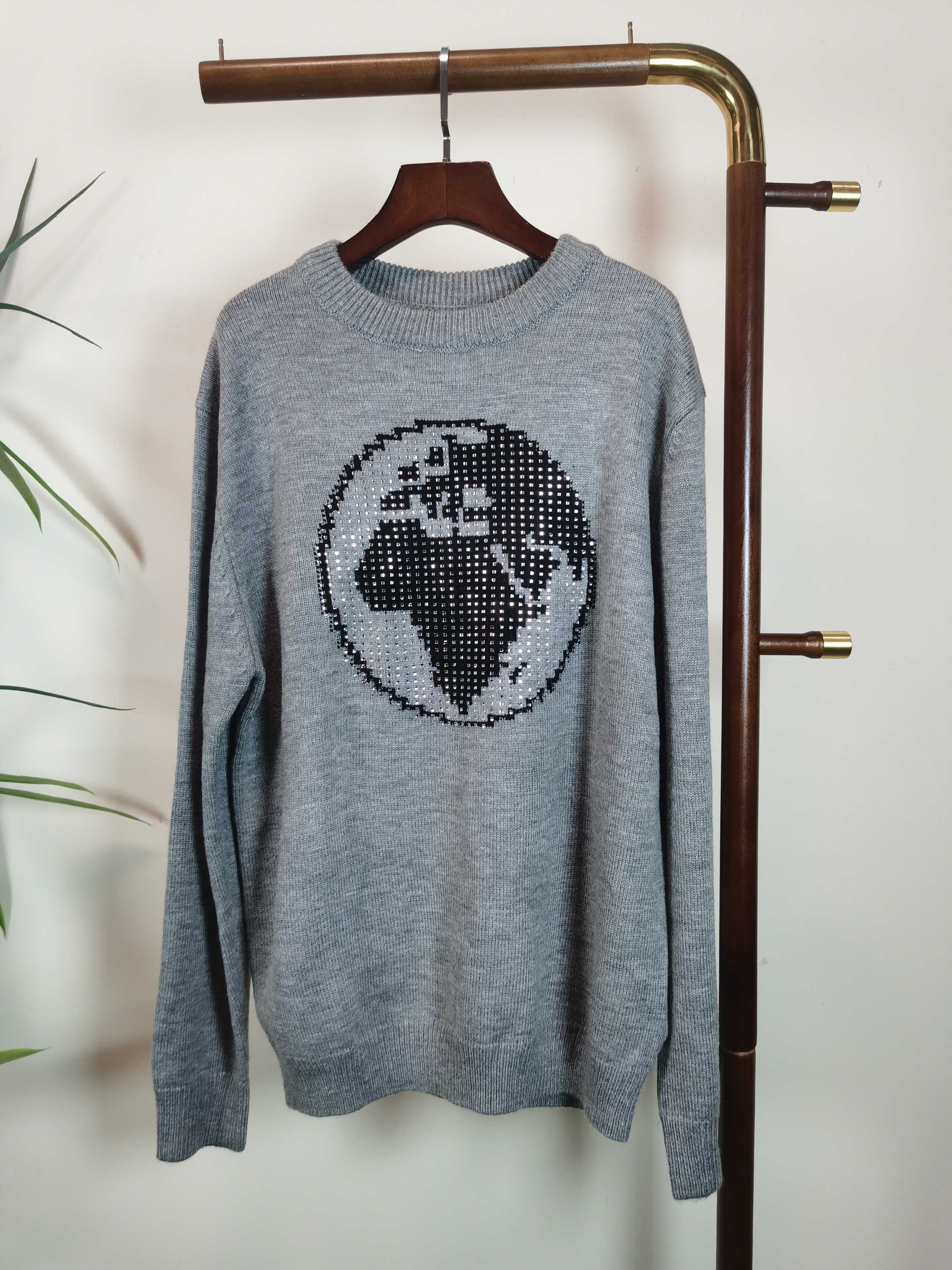 NO:598340,(No return or exchange) LV Louis Vuitton uses custom-woven combed wool fabric, which has full visual impact. Selected high-quality fabrics, soft to the touch, delicate and skin-friendly. It has both warmth and fashion, allowing you to match it at will in autumn and winter. Color Gray Size S-XL, Louis Vuitton, Louis Vuitton, Alexander Wang19860909（不退不换） LV 路易威登 采用了订织精梳羊毛面料,视觉冲击力拉满.精选优质面料,手感柔软,细腻亲肤.做到保暖性与时尚感兼具,让你在秋冬中可随意搭配. 颜色灰色 码数S-XL,,louis vuitton,louis vuitton,alexander wang,Men's clothing