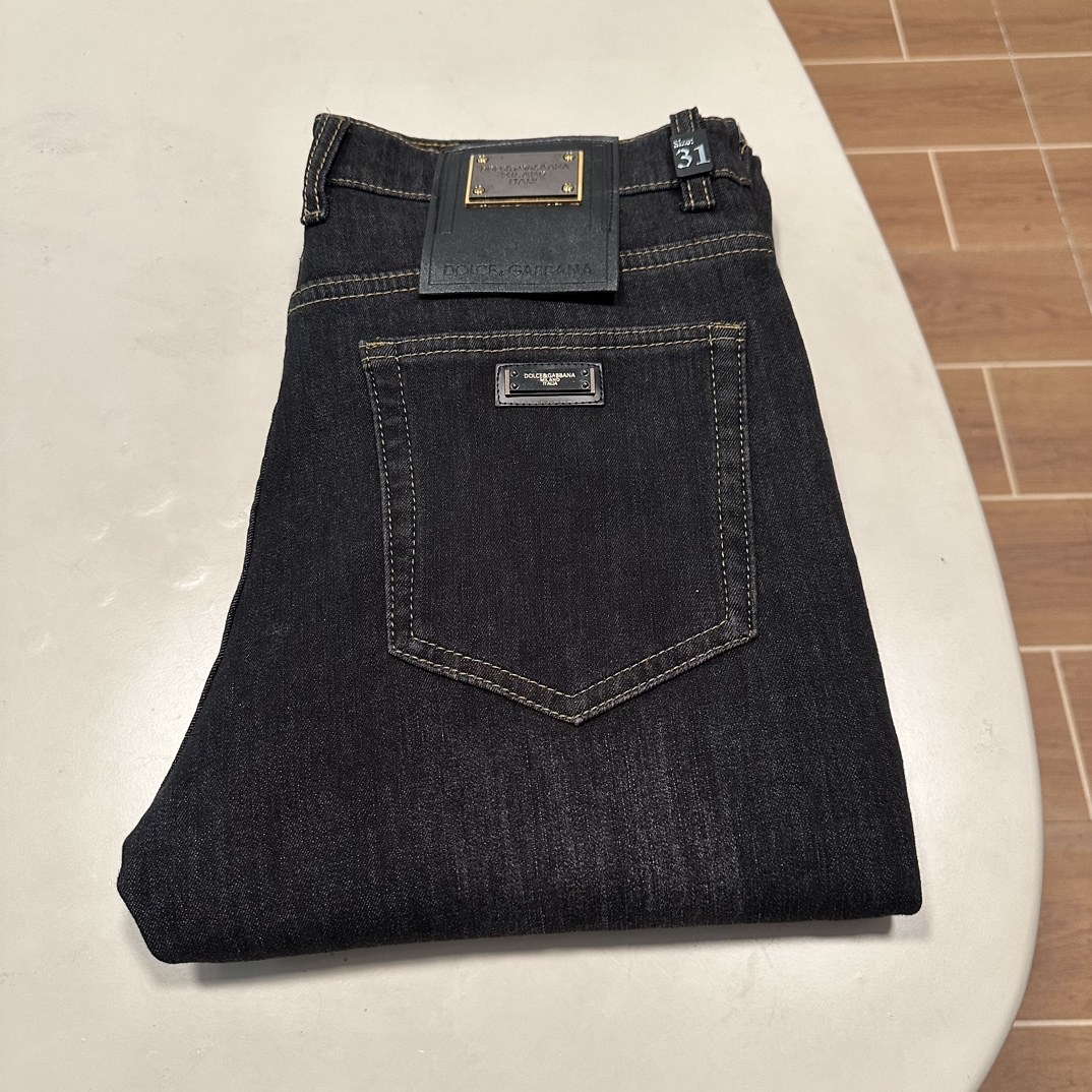 NO:600286,New fleece jeans!  DG Dolce & Gabbana exclusively supplies new jeans, high-end version!  Custom-made fabrics at the counter are highly breathable and comfortable, with impeccable details and brand element design concepts, reflecting high quality. It feels delicate and soft!  It presents a casual cut and the upper body shape is awesome!  Size 29-40,,Dolce&Gabbana,jeans,alexander wang19860909加绒牛仔裤上新！ DG 杜嘉班纳独家专供新款 牛仔裤,高端版本！专柜定制面料 透气舒适度高,细节无可挑剔,品牌元素设计理念,体现高品质.手感细腻柔软！呈现休闲裁剪,上身版型超赞！ 码数29-40,,Dolce&Gabbana,jeans,alexander wang,Men's clothing