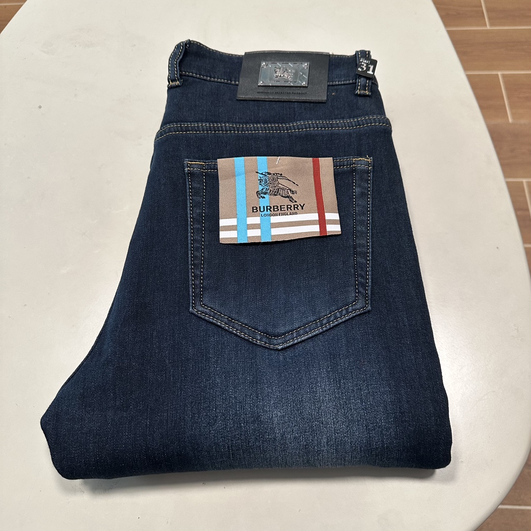 NO:600283,New fleece jeans!  BBR Burberry exclusively offers new jeans, high-end version!  Custom-made fabrics at the counter are highly breathable and comfortable, with impeccable details and brand element design concepts, reflecting high quality. It feels delicate and soft!  It presents a casual cut and the upper body shape is awesome!  Code number 29-40,,burberry,jeans,alexander wang19860909加绒牛仔裤上新！ BBR 巴宝莉独家专供新款 牛仔裤,高端版本！专柜定制面料 透气舒适度高,细节无可挑剔,品牌元素设计理念,体现高品质.手感细腻柔软！呈现休闲裁剪,上身版型超赞！ 码数29-40,,burberry,jeans,alexander wang,Men's clothing
