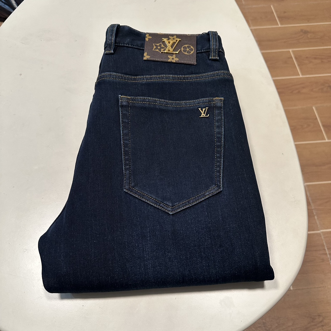 NO:600280,New fleece jeans!  LV exclusively offers new jeans, high-end version!  Custom-made fabrics at the counter are highly breathable and comfortable, with impeccable details and brand element design concepts, reflecting high quality. It feels delicate and soft!  It presents a casual cut and the upper body shape is awesome!  Code number 29-40,,louis vuitton,louis vuitton,jeans,alexander wang19860909加绒牛仔裤上新！ LV 路易独家专供新款 牛仔裤,高端版本！专柜定制面料 透气舒适度高,细节无可挑剔,品牌元素设计理念,体现高品质.手感细腻柔软！呈现休闲裁剪,上身版型超赞！ 码数29-40,,louis vuitton,louis vuitton,jeans,alexander wang,Men's clothing