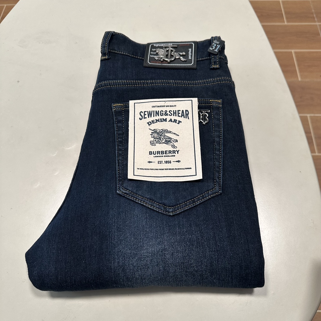 NO:600274,New fleece jeans!  BBR Burberry exclusively offers new jeans, high-end version!  Custom-made fabrics at the counter are highly breathable and comfortable, with impeccable details and brand element design concepts, reflecting high quality. It feels delicate and soft!  It presents a casual cut and the upper body shape is awesome!  Code number 29-40,,burberry,jeans,alexander wang19860909加绒牛仔裤上新！ BBR 巴宝莉独家专供新款 牛仔裤,高端版本！专柜定制面料 透气舒适度高,细节无可挑剔,品牌元素设计理念,体现高品质.手感细腻柔软！呈现休闲裁剪,上身版型超赞！ 码数29-40,,burberry,jeans,alexander wang,Men's clothing