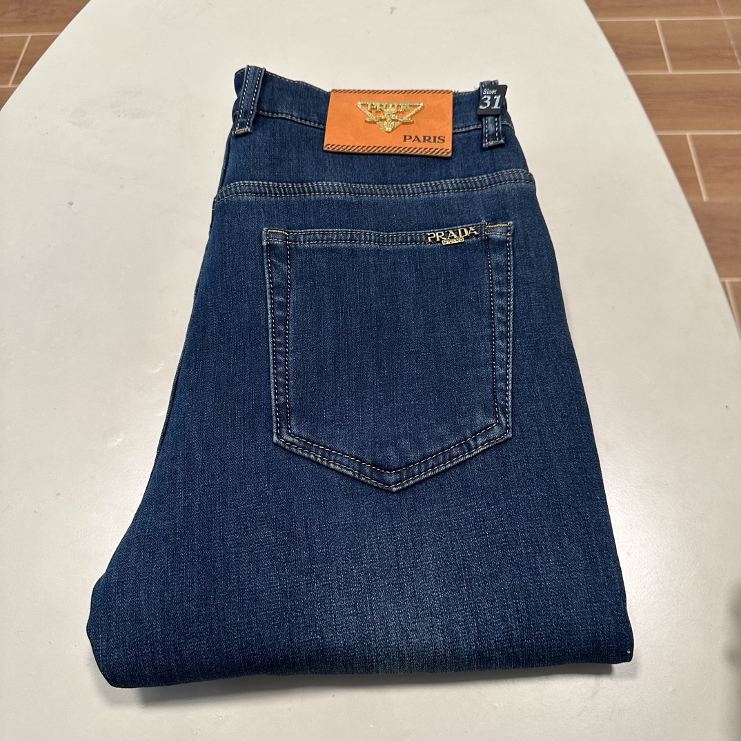 NO:600297,New fleece jeans!  PRA Prada exclusively offers new jeans, high-end versions!  Custom-made fabrics at the counter are highly breathable and comfortable, with impeccable details and brand element design concepts, reflecting high quality. It feels delicate and soft!  It presents a casual cut and the upper body shape is awesome!  Code number 29-40,,prada,prada,jeans,alexander wang19860909加绒牛仔裤上新！ PRA 普拉达独家专供新款 牛仔裤,高端版本！专柜定制面料 透气舒适度高,细节无可挑剔,品牌元素设计理念,体现高品质.手感细腻柔软！呈现休闲裁剪,上身版型超赞！ 码数29-40,,prada,prada,jeans,alexander wang,Men's clothing
