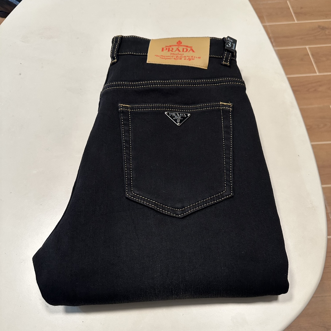 NO:600295,New fleece jeans!  PRA Prada exclusively offers new jeans, high-end versions!  Custom-made fabrics at the counter are highly breathable and comfortable, with impeccable details and brand element design concepts, reflecting high quality. It feels delicate and soft!  It presents a casual cut and the upper body shape is awesome!  Code number 29-40,,prada,prada,jeans,alexander wang19860909加绒牛仔裤上新！ PRA 普拉达独家专供新款 牛仔裤,高端版本！专柜定制面料 透气舒适度高,细节无可挑剔,品牌元素设计理念,体现高品质.手感细腻柔软！呈现休闲裁剪,上身版型超赞！ 码数29-40,,prada,prada,jeans,alexander wang,Men's clothing