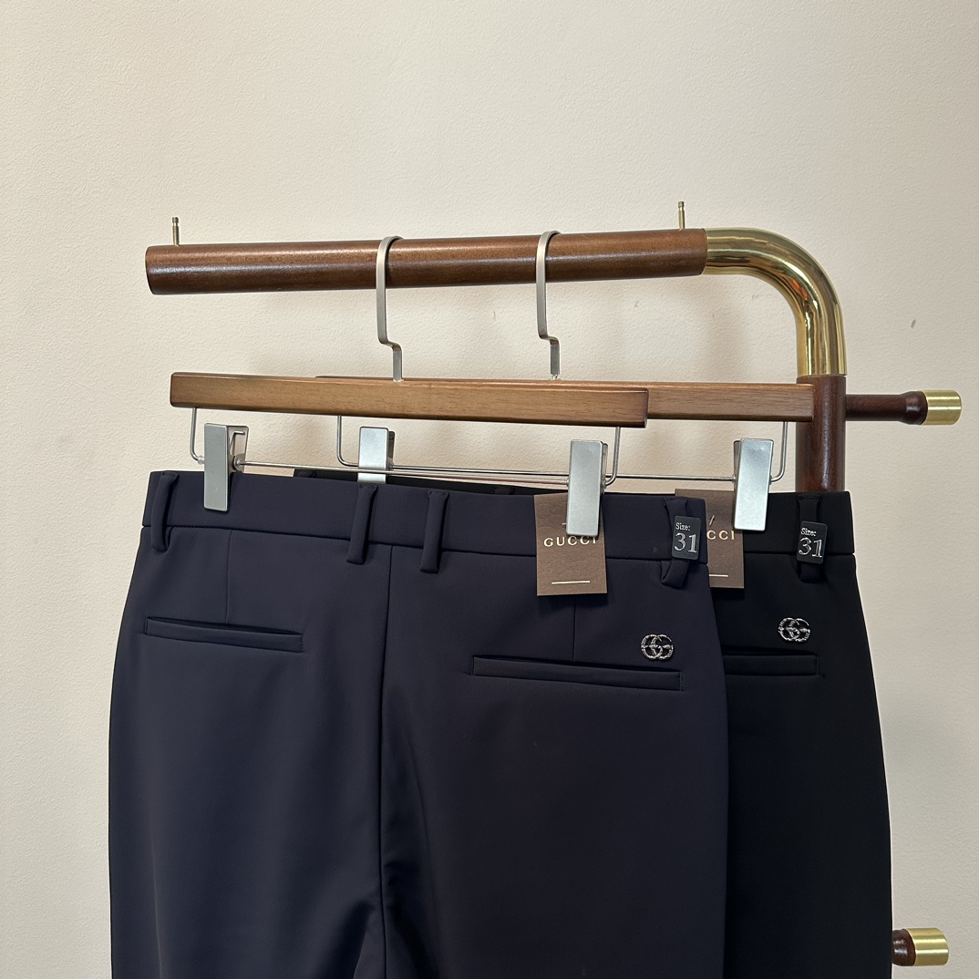 NO:601555,New fleece business casual pants GU Gucci's latest autumn and winter collection of men's casual pants!  Made of customer-supplied elastic soft cotton material, soft and delicate, and feels great!  The brand style is clear at a glance!  Minimalist design, no extra exaggerated elements to declare victory, fine details, original custom-made hardware accessories, just the right thickness, easy to control in all weathers, classic color upper body, very energetic, multiple styles of wear, casual business, daily life, fashion trends can be controlled!  The overall style and fashion sense are extremely outstanding, bringing extraordinary clothing taste!  Color black dark blue size 29-40, gucci, alexander wang19860909加绒商务休闲裤上新 GU 古驰秋冬最新系列男士休闲裤！ 采用客供弹力柔棉材质,柔软细腻,手感绝佳！品牌格调一览无余！极简主义设计,没有多余浮夸的元素来宣兵夺主,细节做工精细,五金配件原版定制,厚薄程度也是恰到好处,轻松驾驭各种天气,经典颜色上身很显精气神,多种风格穿搭,休闲商务、日常生活、时尚潮流均可驾驭！整体不论是档次还是时尚感都是极为出色的,带来非凡的衣着品味！ 颜色黑色 深蓝色 码数29-40,,gucci,alexander wang,Men's clothing
